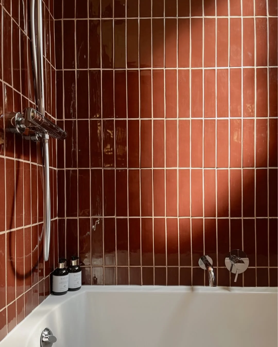 RUE DE CHEROY / PARIS 17 

Dans cet appartement parisien, cette salle de bain a &eacute;t&eacute; enti&egrave;rement cr&eacute;&eacute;e dans un volume contraint, typique de l&rsquo;ancien.
Nous avons choisi une identit&eacute; forte et enveloppante 