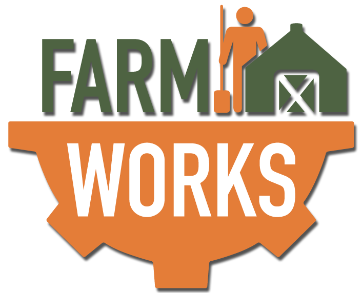Logo van Farm Works met tekst en pictogram van een persoon met schop en loods in groen en oranje kleuren.