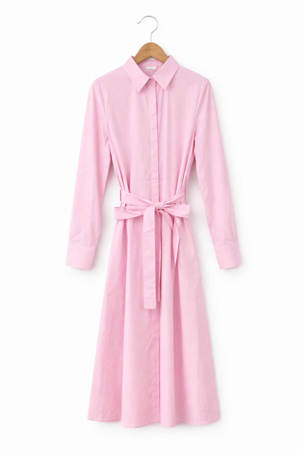 Robe rose pastel sur cintre en bois.png