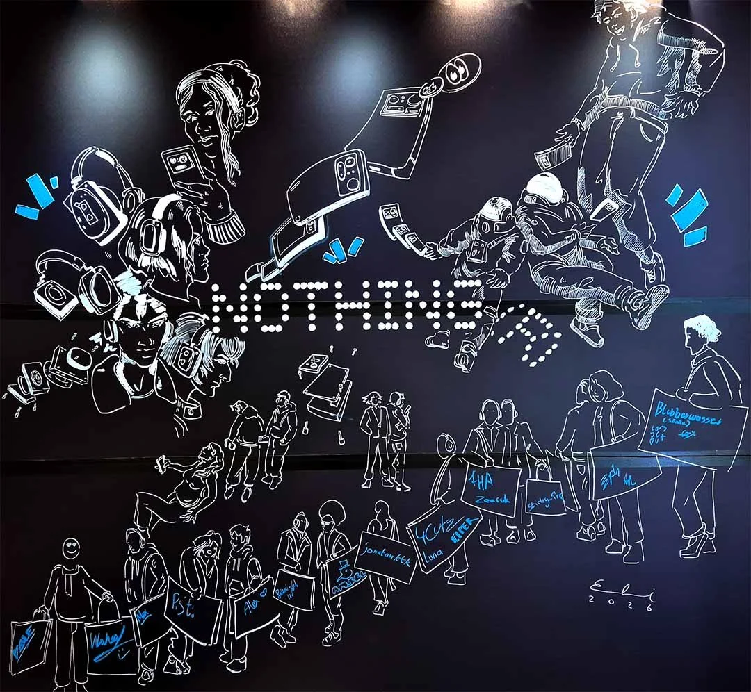 Eine Wandbemalung mit weißen Linienzeichnungen von Menschen, die auf einer Menschenmenge stehen, sowie von Personen mit Kopfhörern und Smartphones. In der Mitte steht das Wort 'NOTHINGS'.