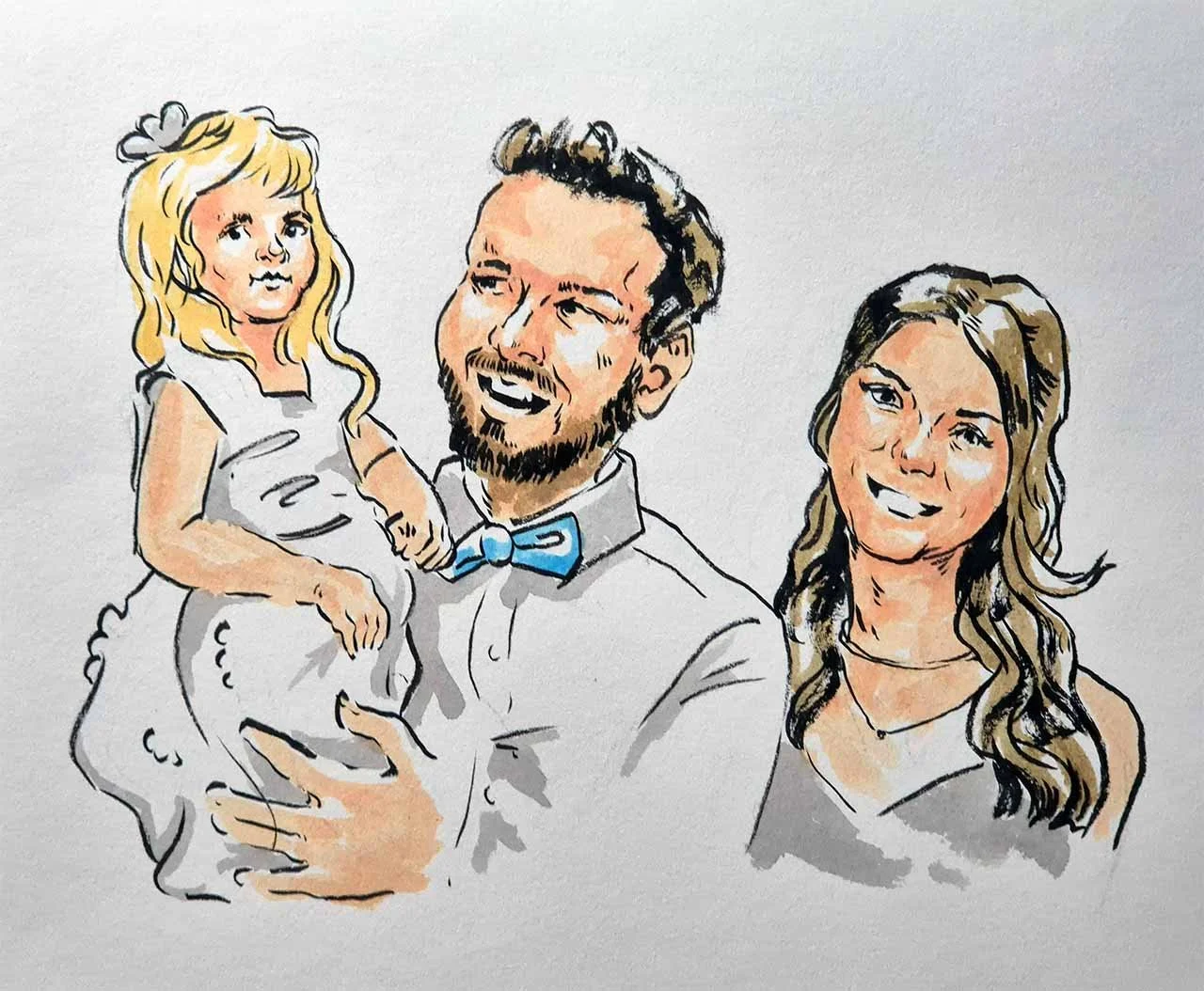 Handgezeichnete Karikatur einer Familie mit einem Mann, einem Mädchen und einer Frau. Der Mann hat einen Bart, trägt einen weißen Hemd mit blauer Fliege und hält das Mädchen. Das Mädchen hat blonde Haare und trägt ein weißes Kleid. Die Frau hat lange