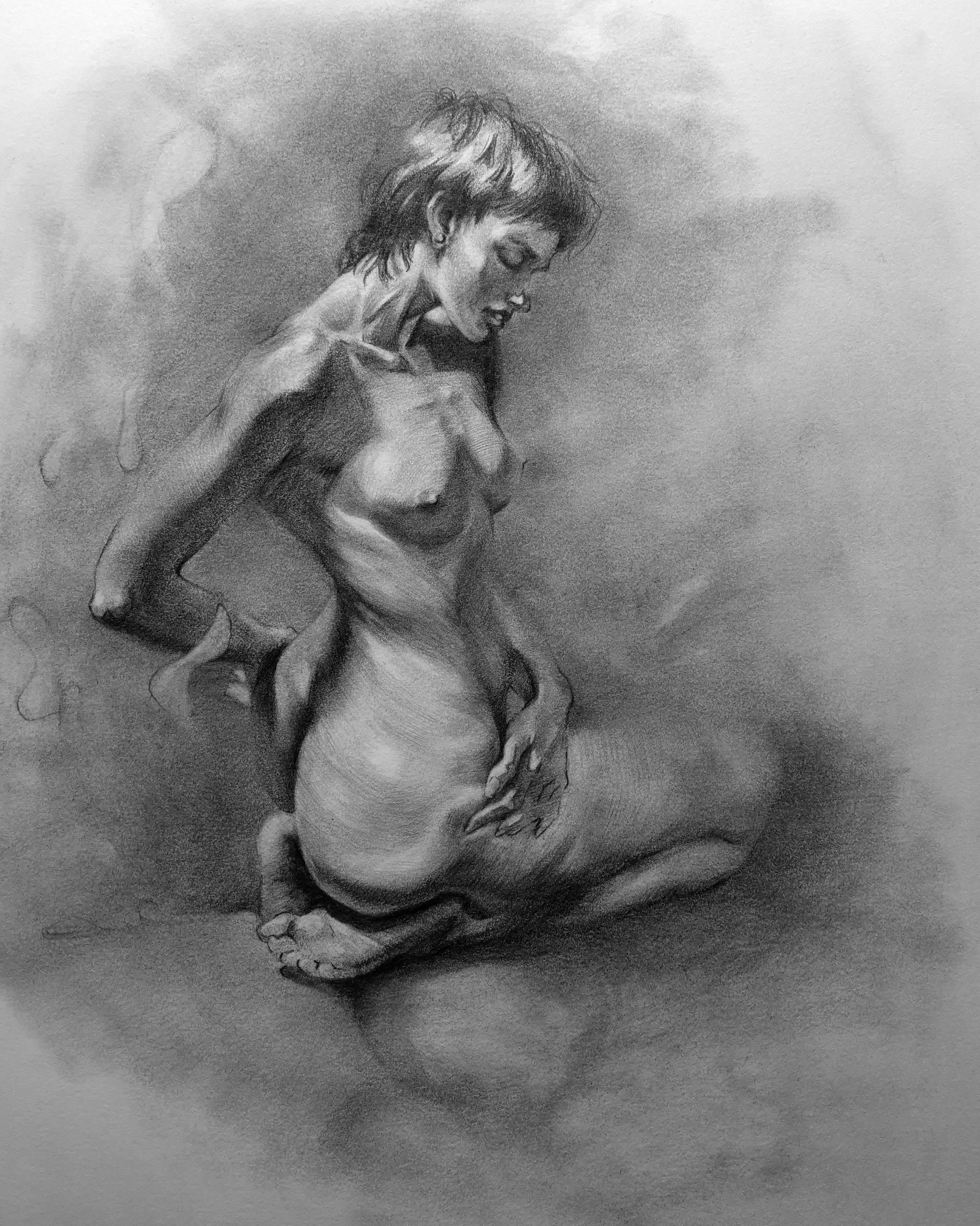 Grafit Zeichnung einer sitzenden Frau mit kurzen Haaren, die nach unten schaut