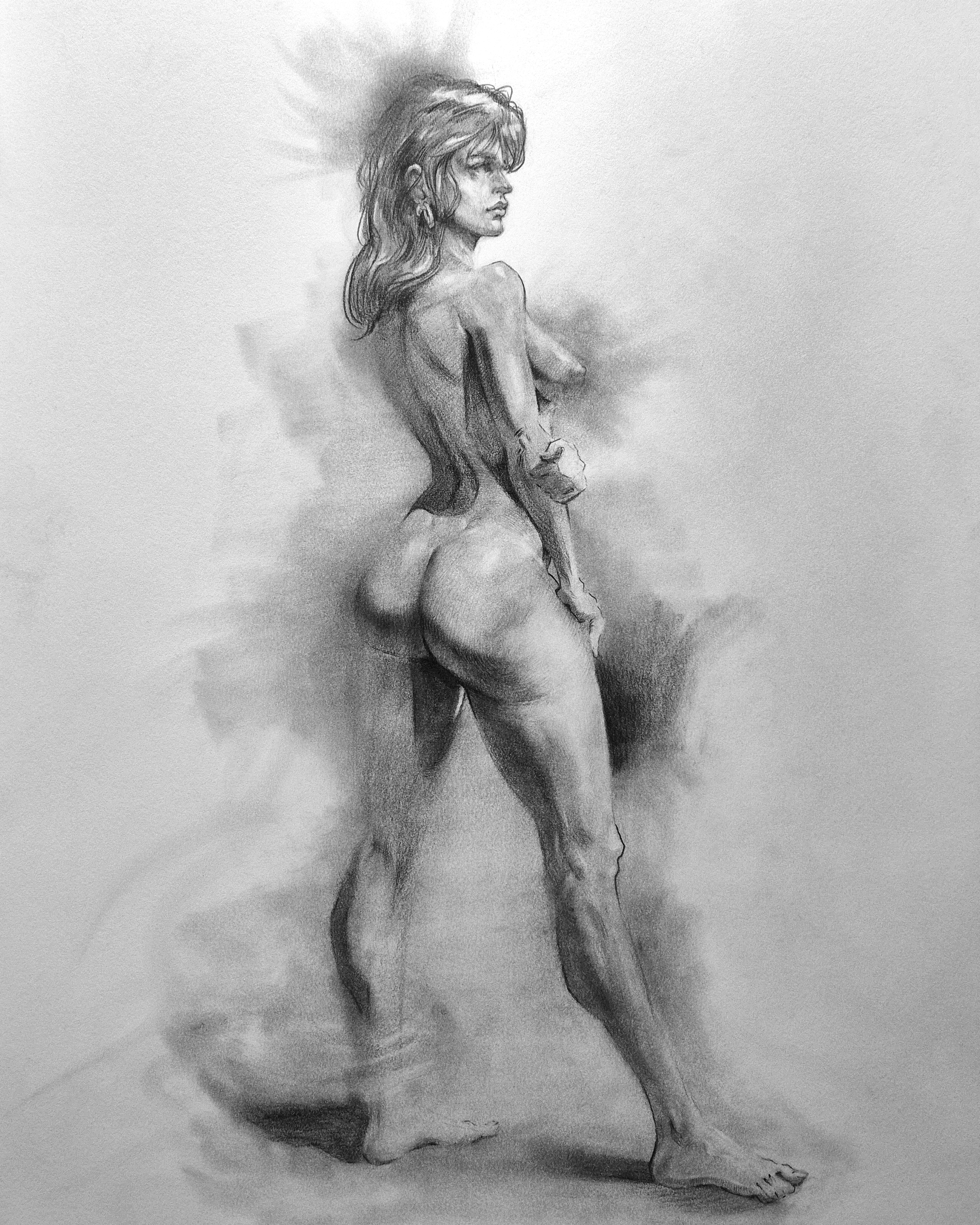 Grafit-Zeichnung einer weiblichen Aktfigur, die seitlich steht, mit Blick nach links.