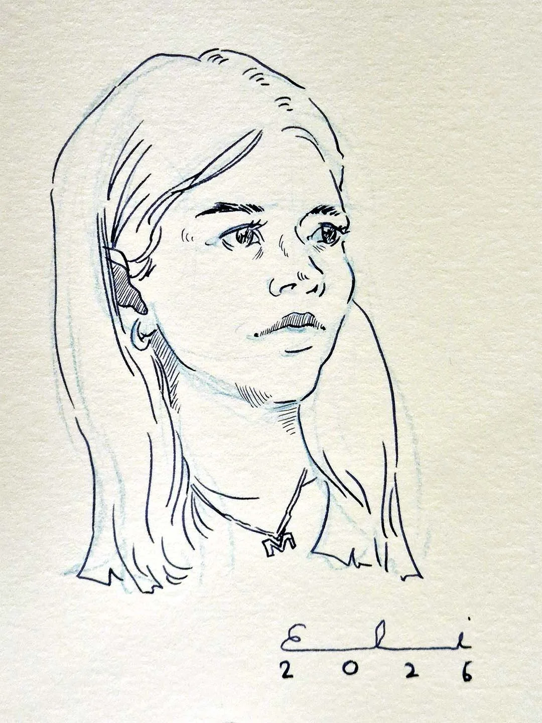 Skizze eines Mädchens mit langen Haaren, das eine Halskette mit einem "M" trägt, Unterschrift "Eli" und das Jahr 2026.