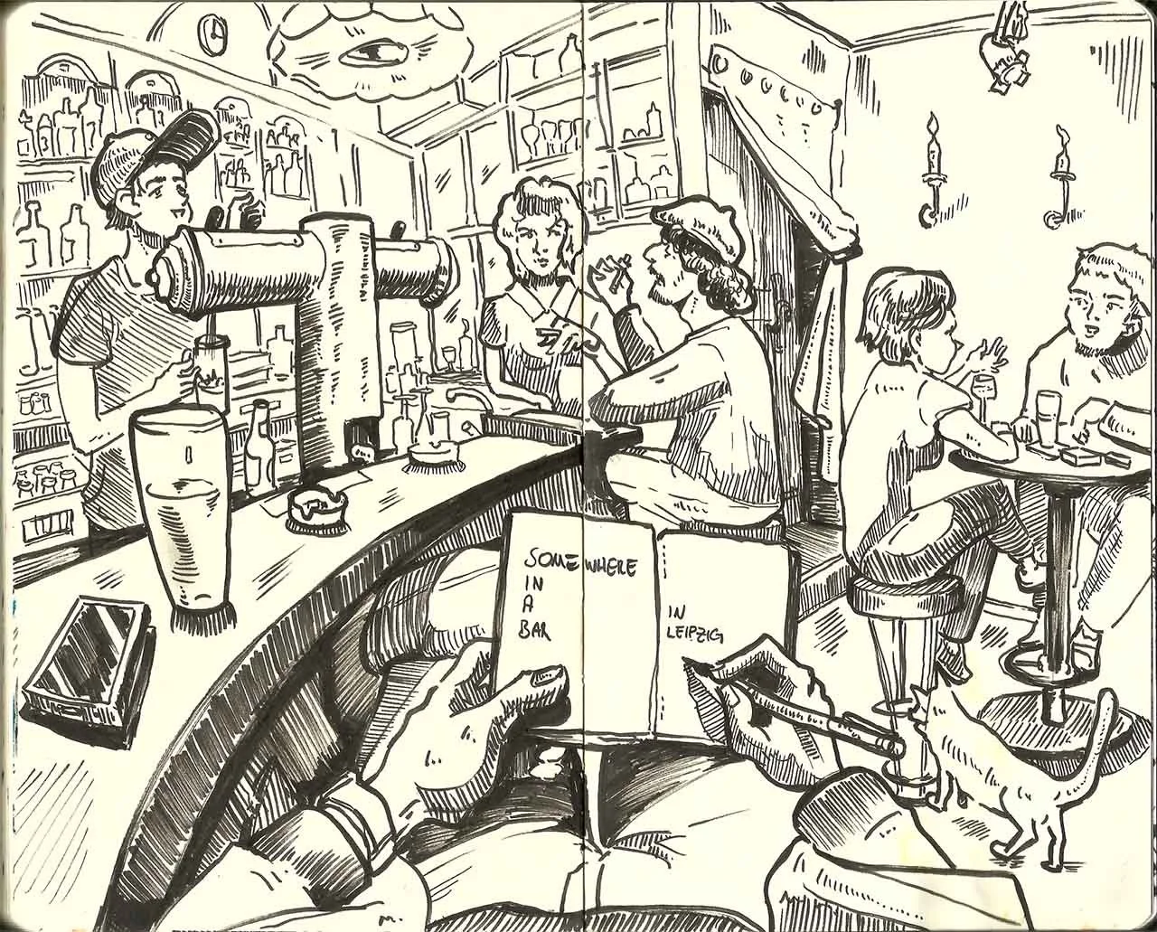 Eine schwarz-weiß-Zeichnung eines Bar-Szenarios mit mehreren Menschen, die Getränke trinken. Ein Barkeeper bedient die Gäste. Im Vordergrund hält eine Person eine Notizbuch mit einer handschriftlichen Notiz, die besagt: "Somewhere in a bar in Leipzig." Eine Katze sitzt neben der Person, die die Notiz schreibt.