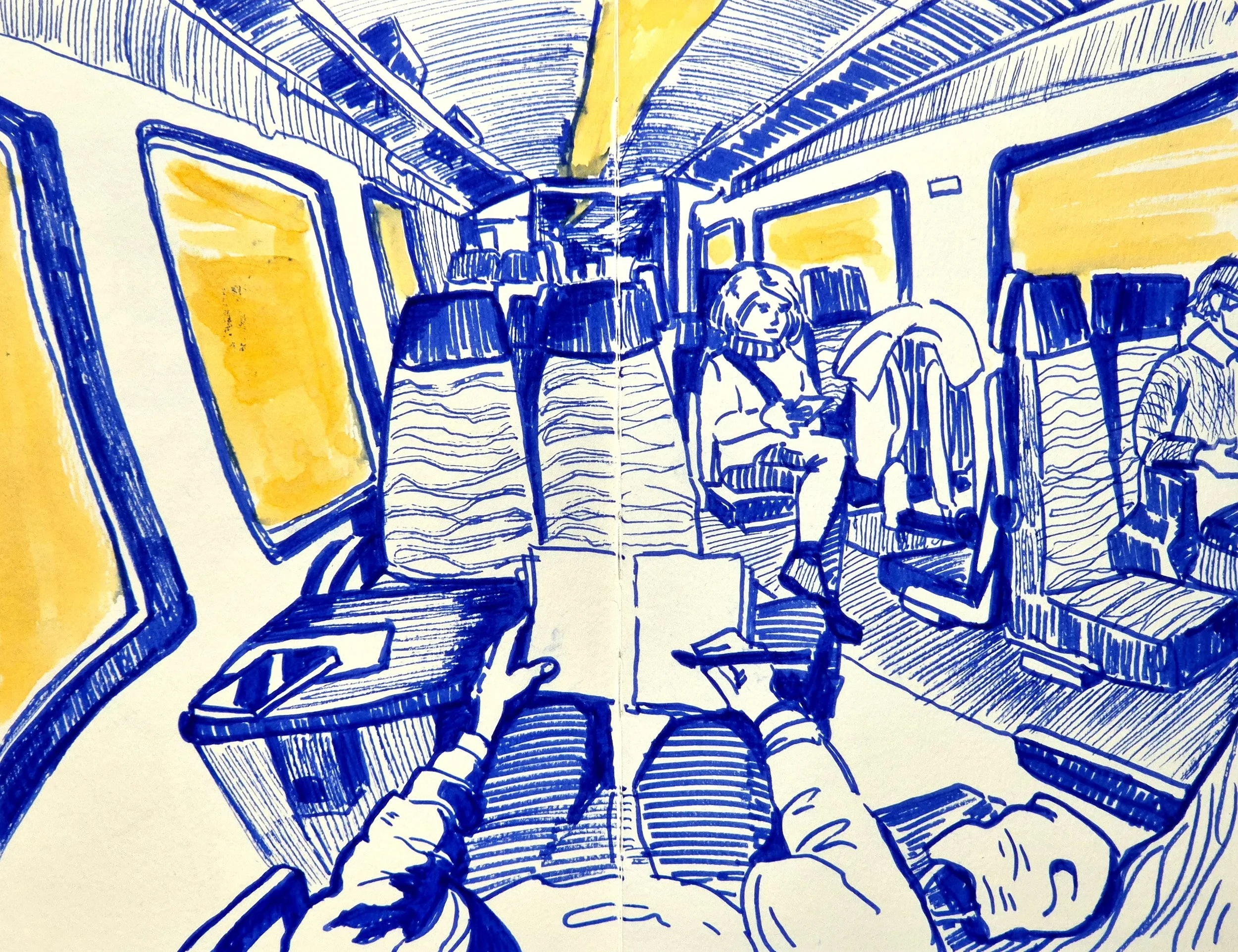 Skizze eines Zuginnenraums mit Sitzplätzen, windows und Fahrgästen, eine Person liest und eine andere blickt auf ihr Handy, alles in blauer und gelber Farbgestaltung.