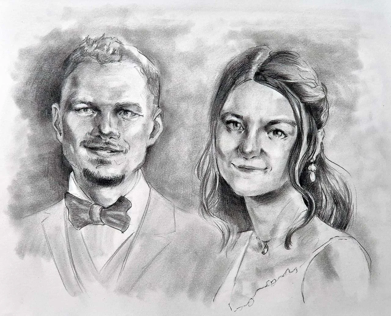 Eine Grafit-Portrait-Zeichnung eines Hochzeitspaares.