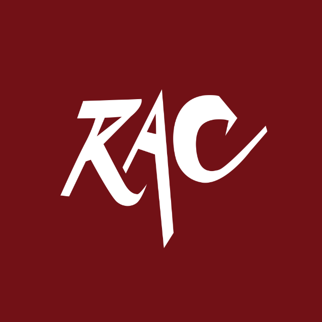 Weiße stylisierte Buchstaben 'RAC' auf rotem Hintergrund.