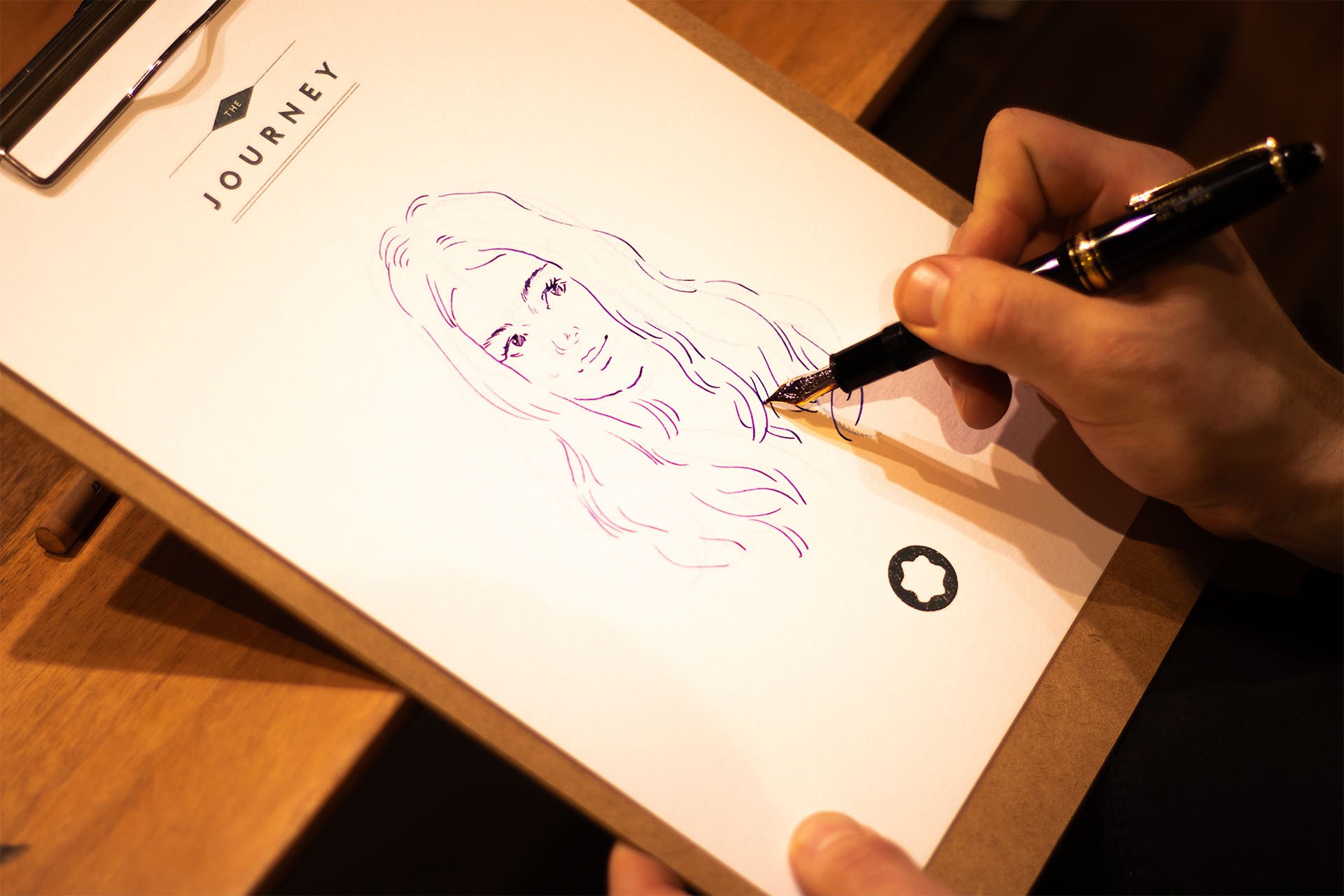 Zeichner erstellt eine Skizze eines lachenden Mädchens mit langen Haaren auf einem Zeichenblock.