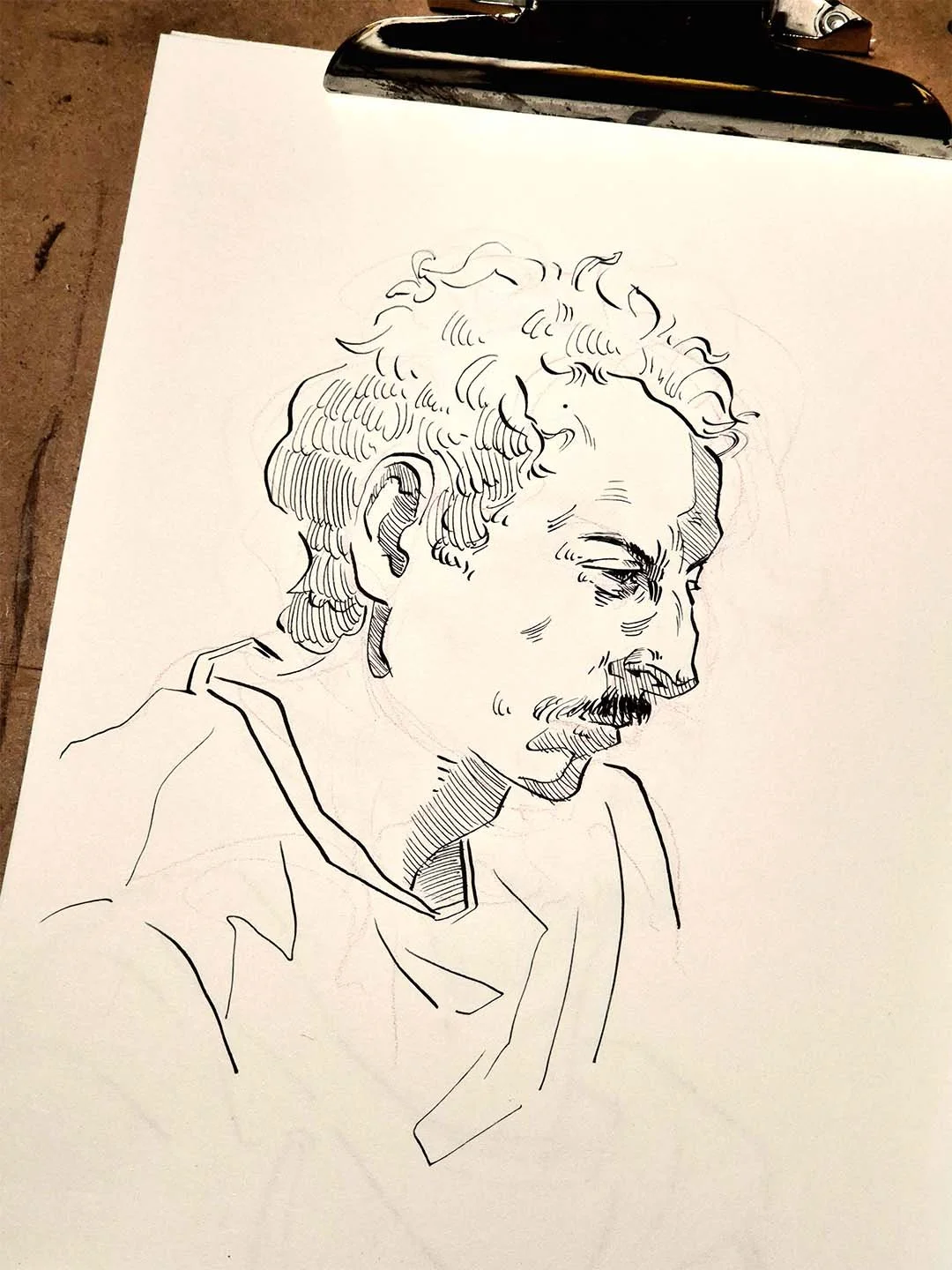 Linienzeichnung eines Mannes mit Locke-Haare und Bart in Seitenansicht.