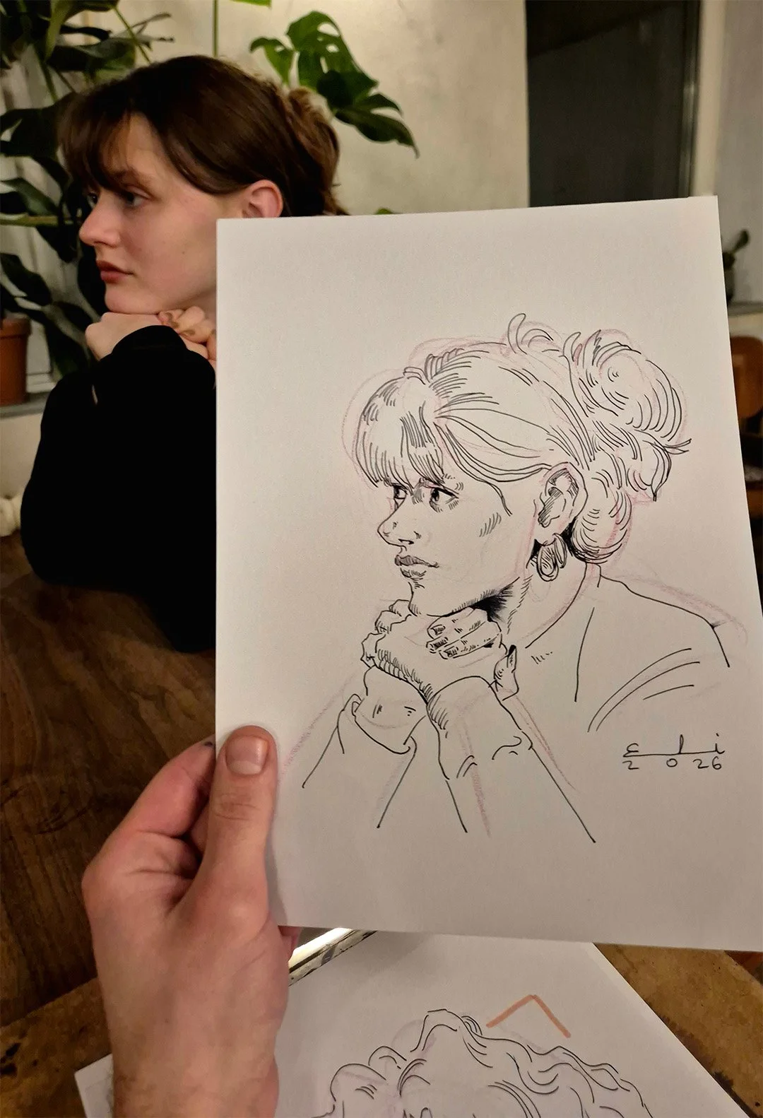 Skizze eines Porträts einer Frau, die nach rechts blickt, mit den Händen unter dem Kinn.