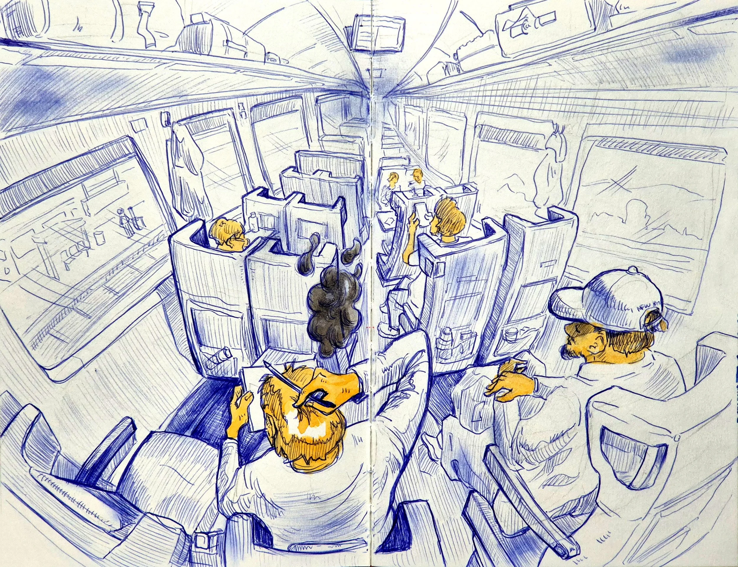 Skizze eines Zugabteils mit mehreren Passagieren, die entweder sitzen, lesen oder mit ihren Handys beschäftigt sind, sowie einige große Fenster und Gepäckfächer über den Sitzen.