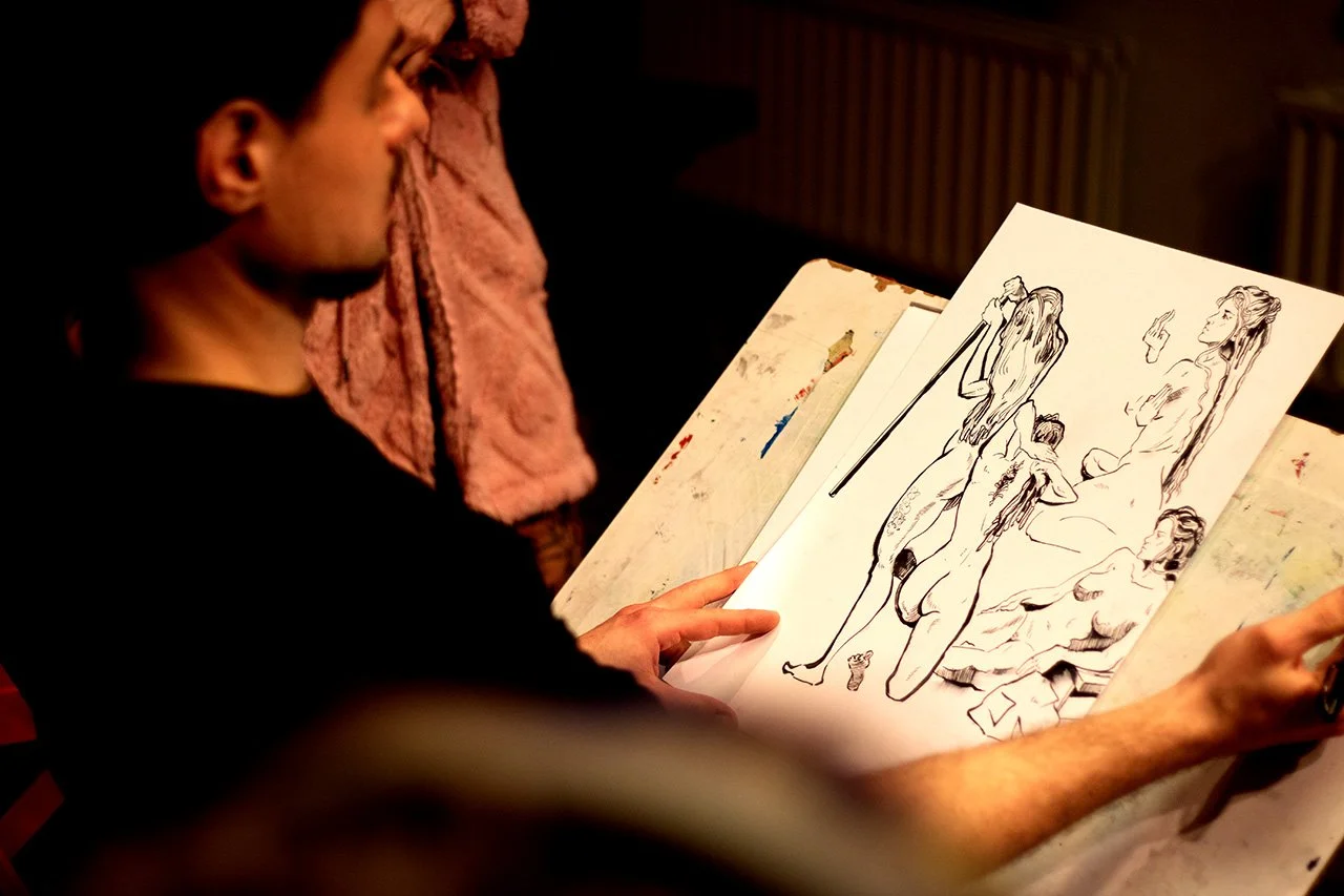 Eli Schneider demonstriert und unterrichtet in einem Zeichkurs.