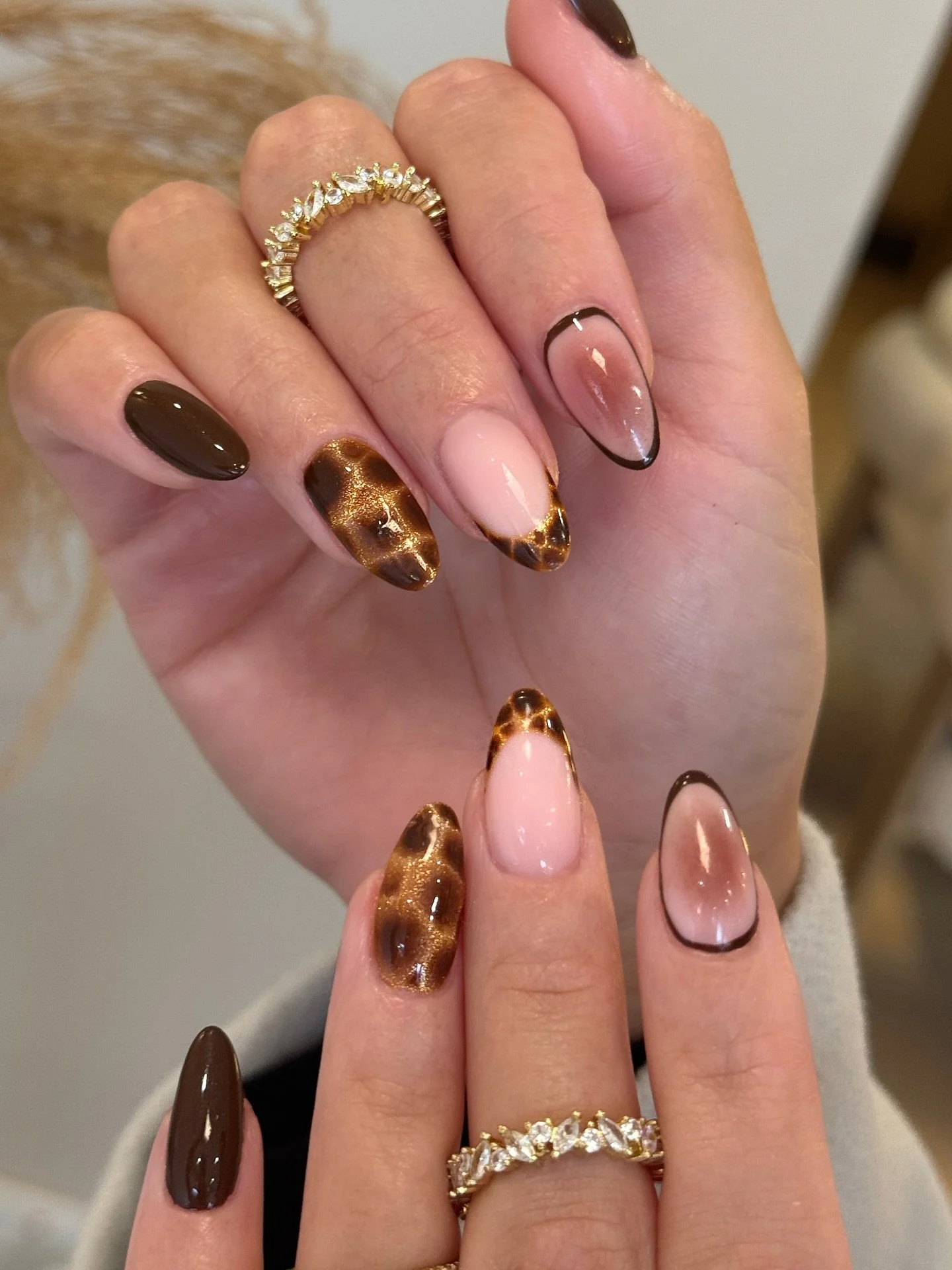 Cat eye x tortoise shell Biab- Look at that shine!🤎✨

Serviced: Any service + complex design 30min
📍 34 Harlestone Road, NN5 7AG
📲 Book your next set via the link in bio

#nail #nailsnailsnails #nailsdesign #nailsart #nail3d #3dnail #bluenail #hol