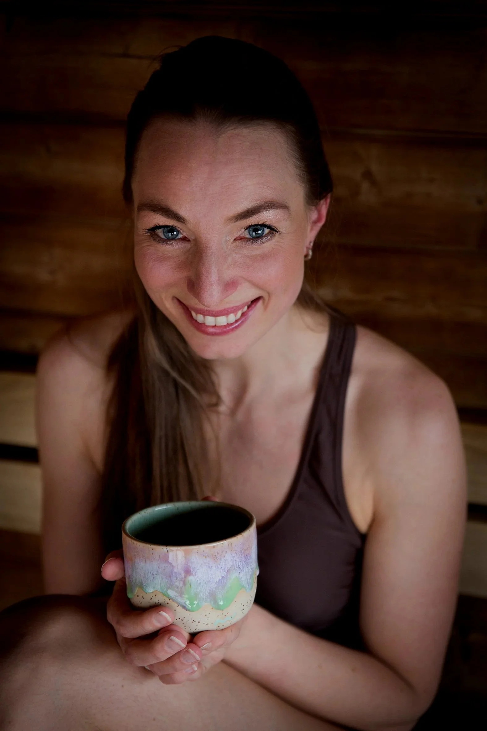 Bilde av Smeigedag Saunas leder Martine, i en av deres saunaer