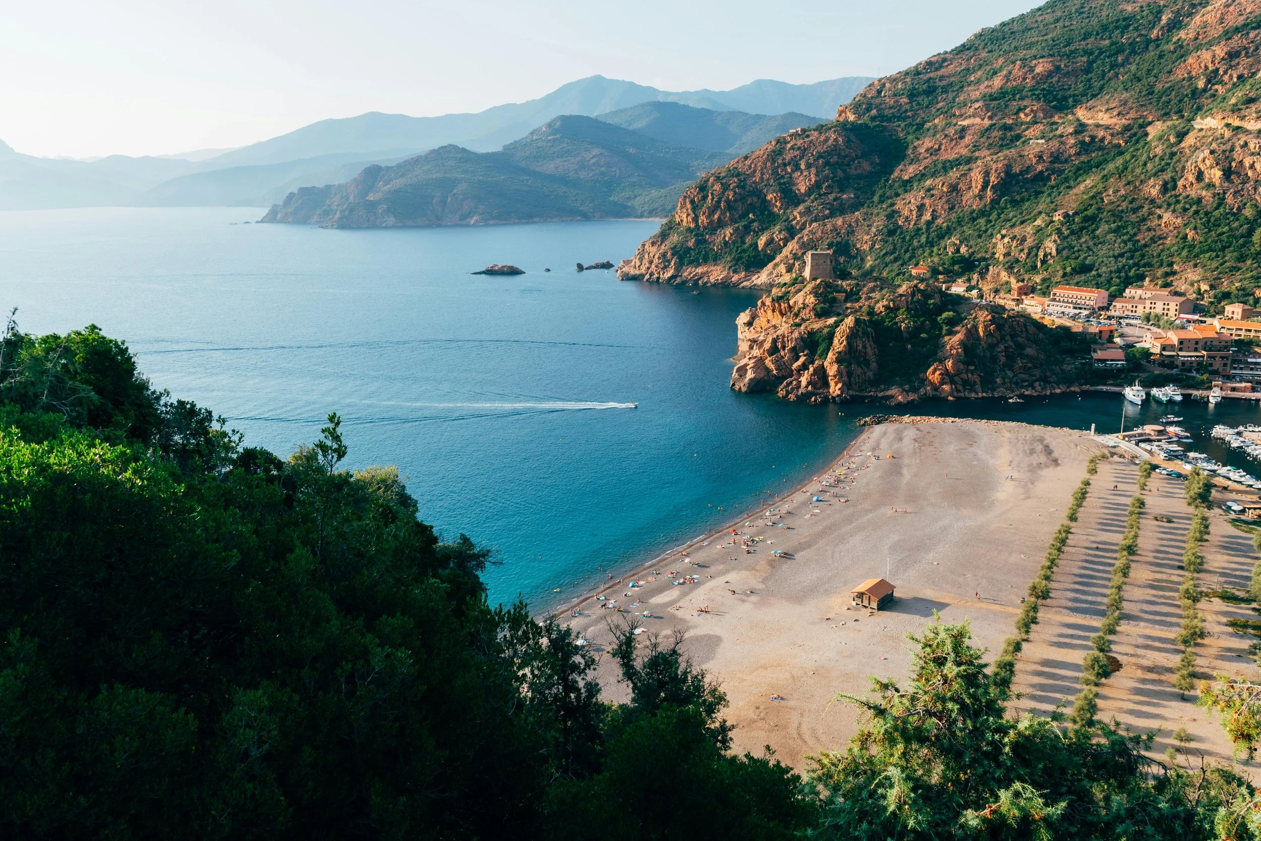 Parler Corse : Expressions et Vocabulaire Essentiels pour Votre Voyage