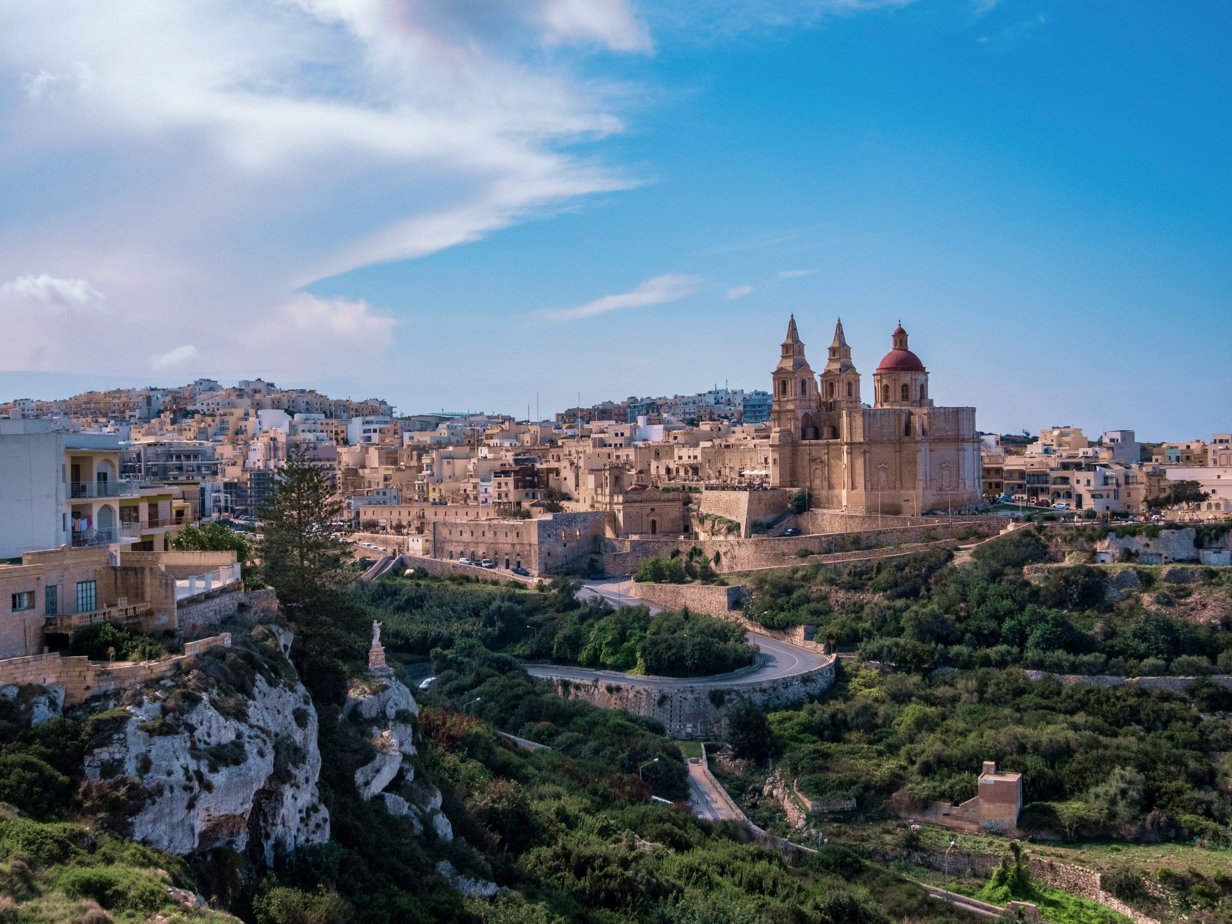 Bonjour en maltais : les bases de la langue à connaître pour voyager à Malte