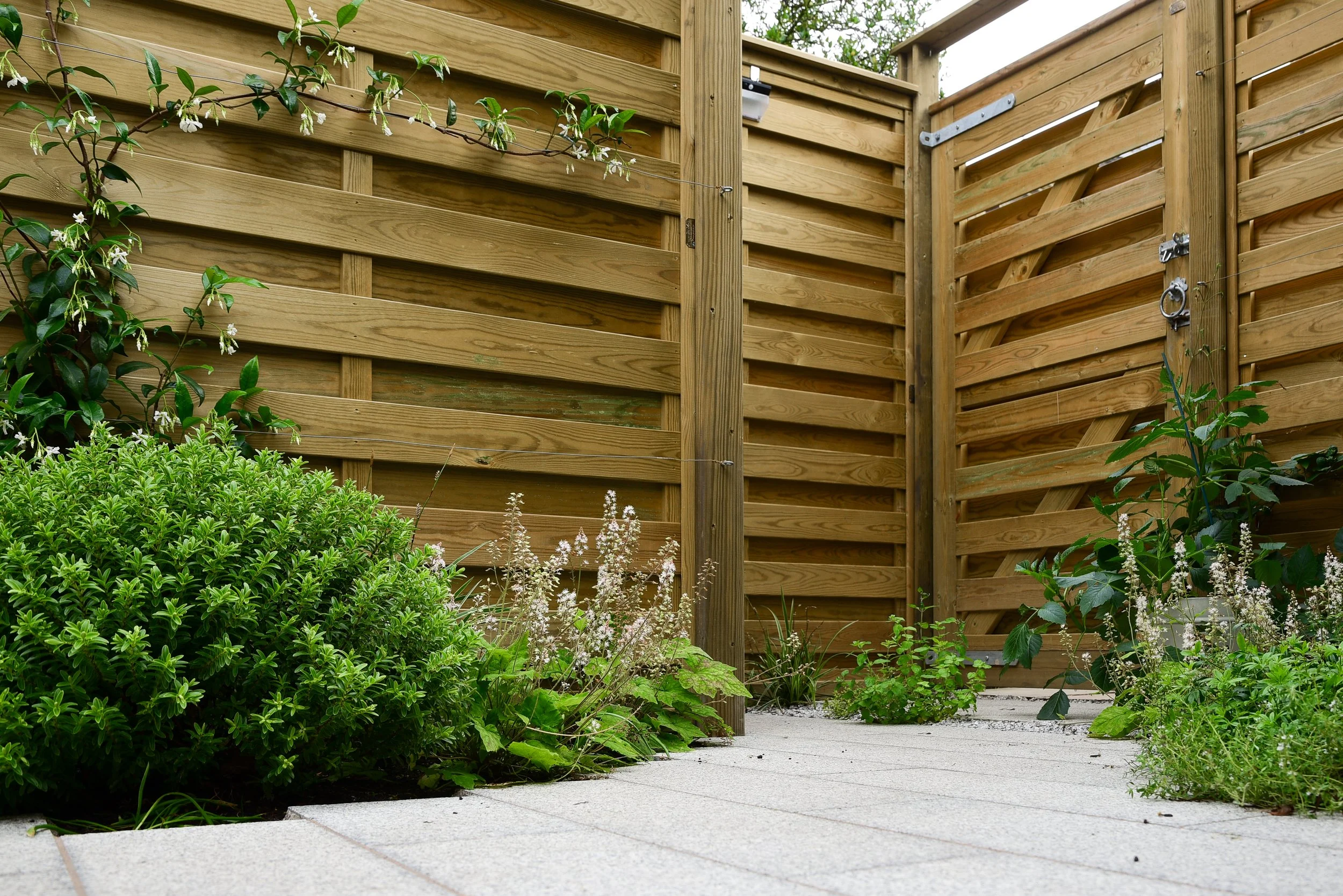 Close-up of Jacksons hit-and-miss timber fence panels and matching garden gate in a Twickenham garden. Built by vladthe landscaper.co.uk

A detail shot of the Jacksons hit-and-miss fence panels used to enclose the courtyard, showing the horizontal bo