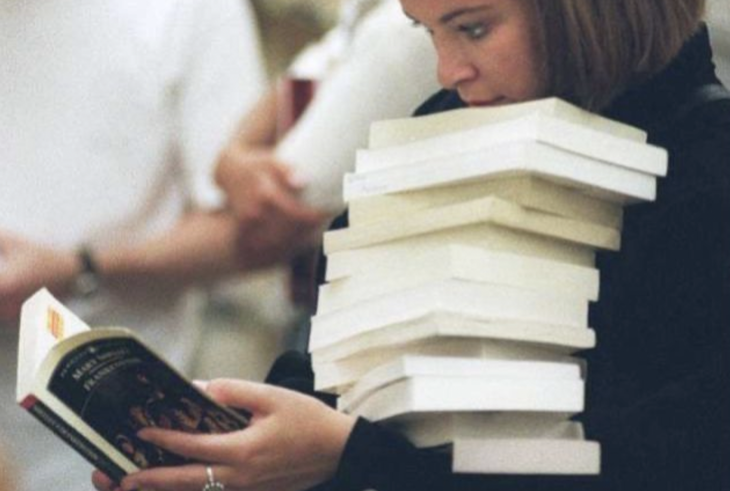 Clear explanations of complex social issues using practical sociology concepts