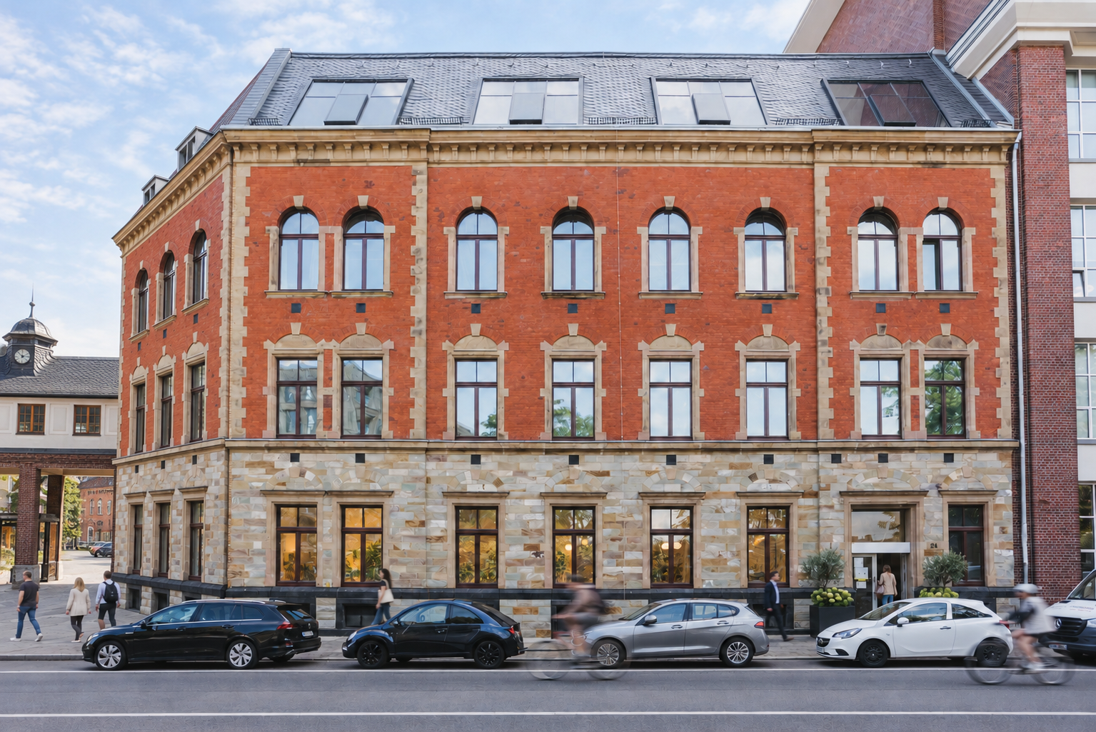 Fassade der Schanzenstraße 24: Klinker und Sandstein, Rundbogenfenster und Mansarddach