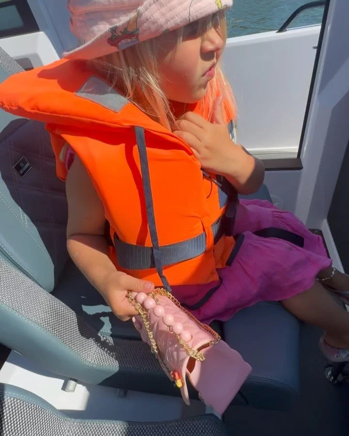 EN GOD OUTFIT - g&ouml;r b&aring;tlivet roligare 👗
Eller vad tycker du? 

Jag gillar att vara f&auml;rgglatt kl&auml;dd och jag gillar en personlig twist p&aring; mina kl&auml;der. Det g&ouml;r mig sj&auml;lvs&auml;ker och glad - oavsett vart jag be