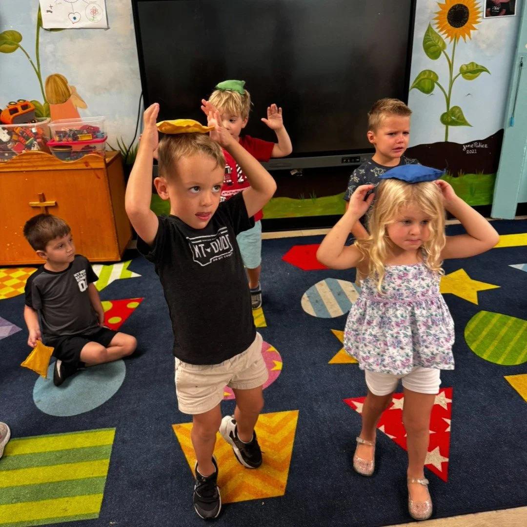 Toss and score! 🏆 At the festival, Stars carried bean bags back and forth on their heads, tossing into hoops and scooting farther for challenge.

 #stretchngrow #activekids #strongbodiesstrongminds #sngintl #stretchngrowinternational #franchise #chi