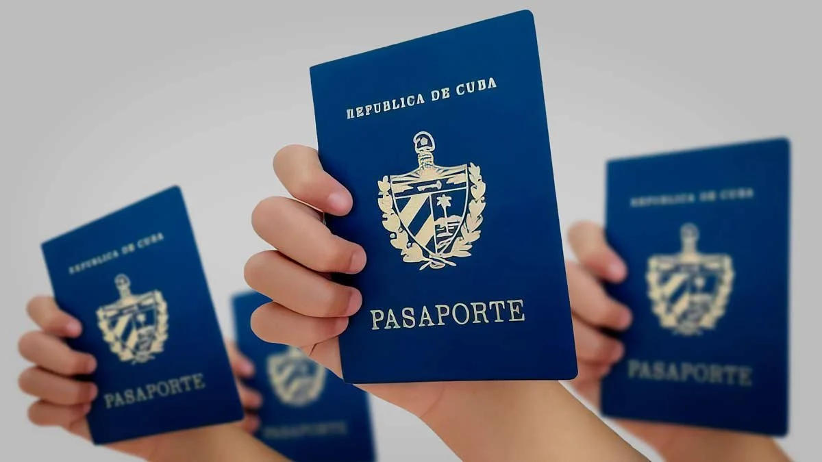 Pasaportes cubanos sostenidos por manos.
