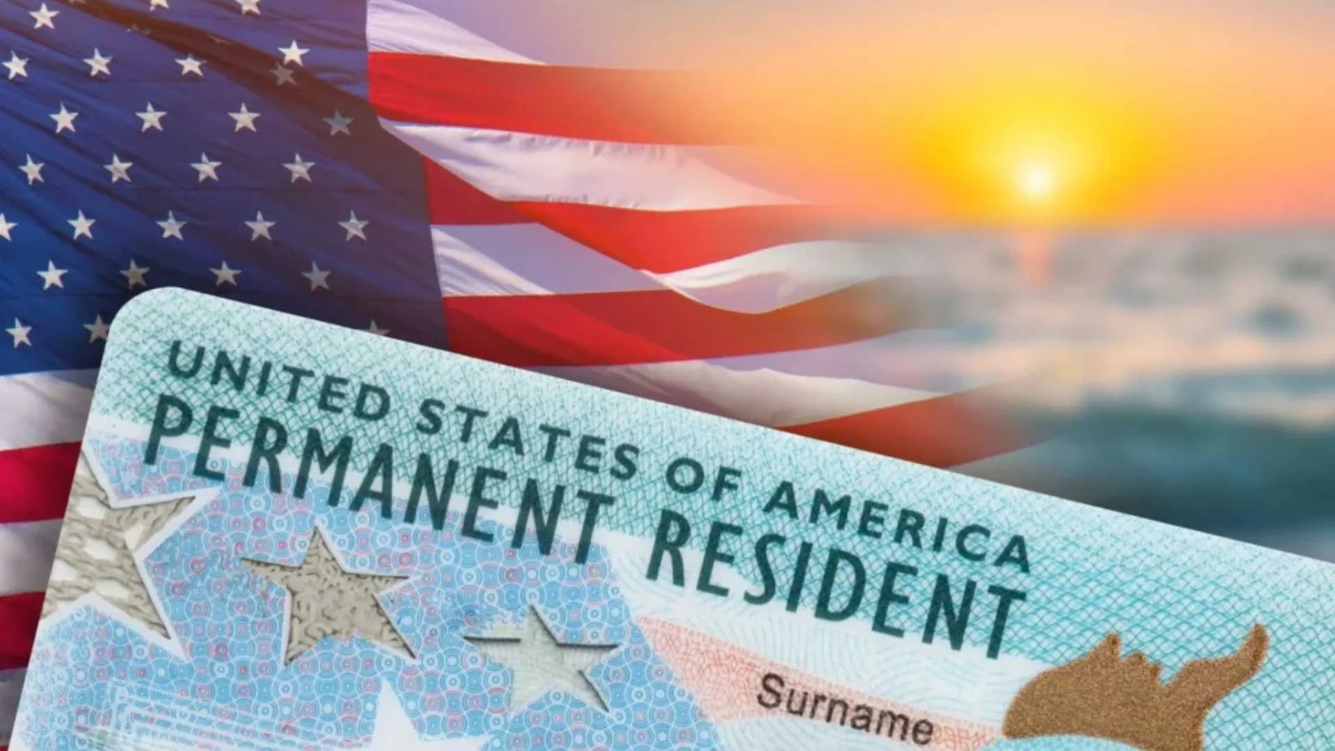 Tarjeta de residencia permanente de Estados Unidos frente a la bandera estadounidense y un atardecer de fondo.