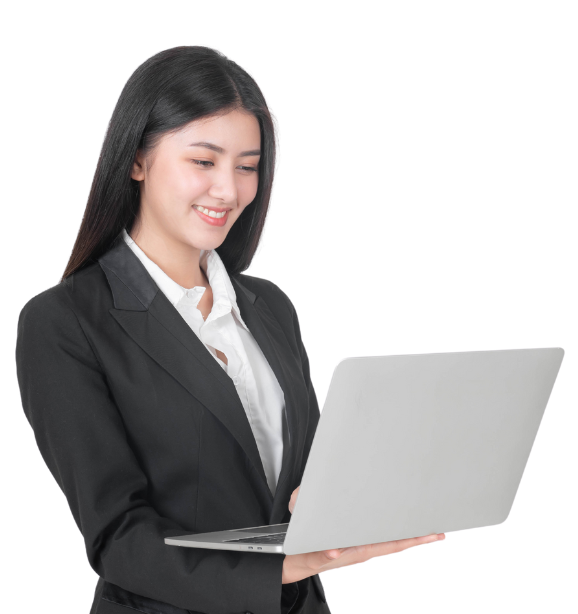 Mujer con traje formal usando una laptop, sonriendo.