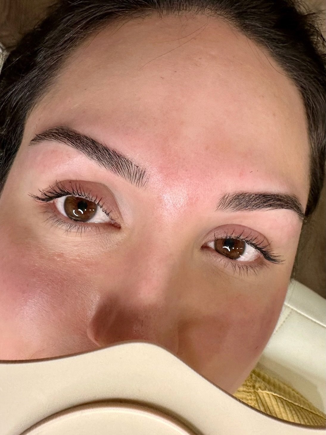 @dosbrows_ giving her client the perfect brow shape 🔥