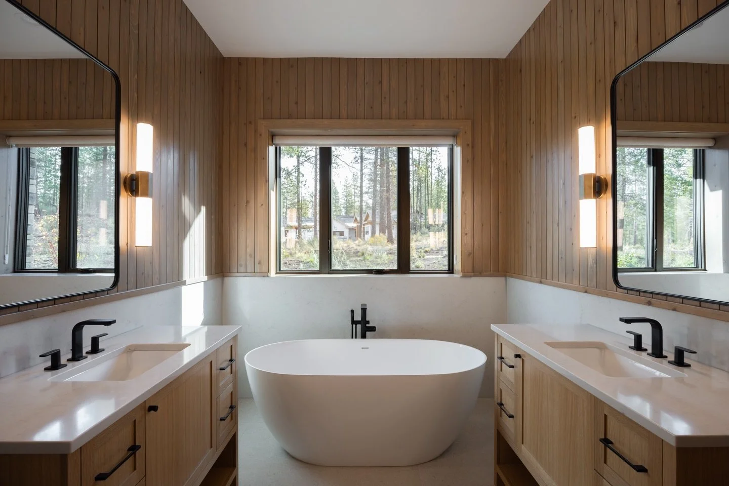 So..how do we feel about towel holders mounted to the side of the vanity instead of the wall?

📷: @annajacobsphoto 🤎