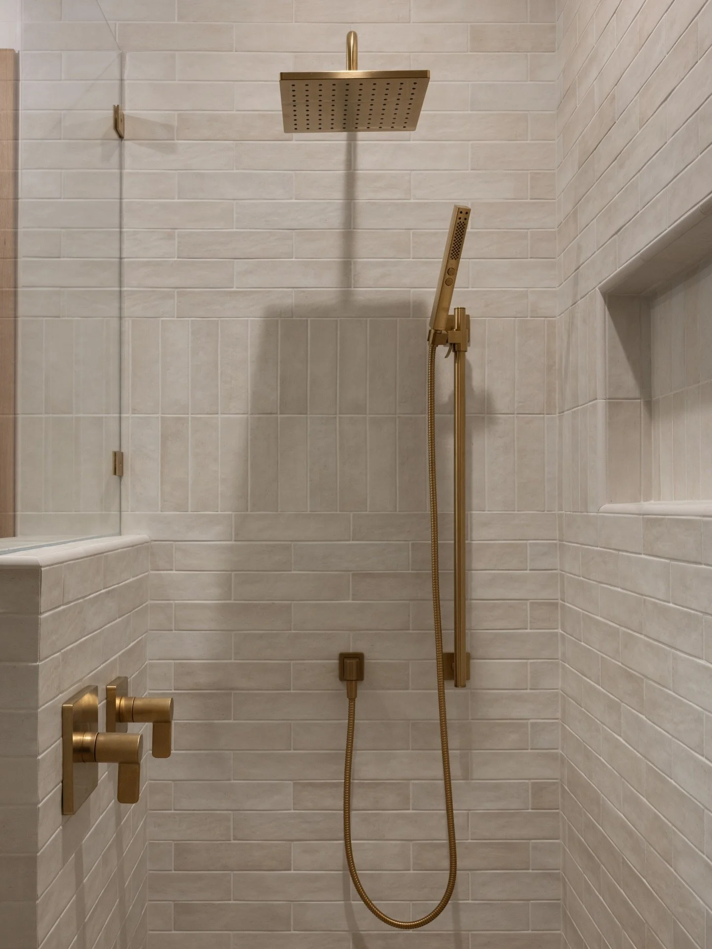 Caldera Club Hall Bath and a round of applause for my tile setter who thinks the way I do and made sure every line lands exactly where it was meant to.

📷: @annajacobsphoto 🤎