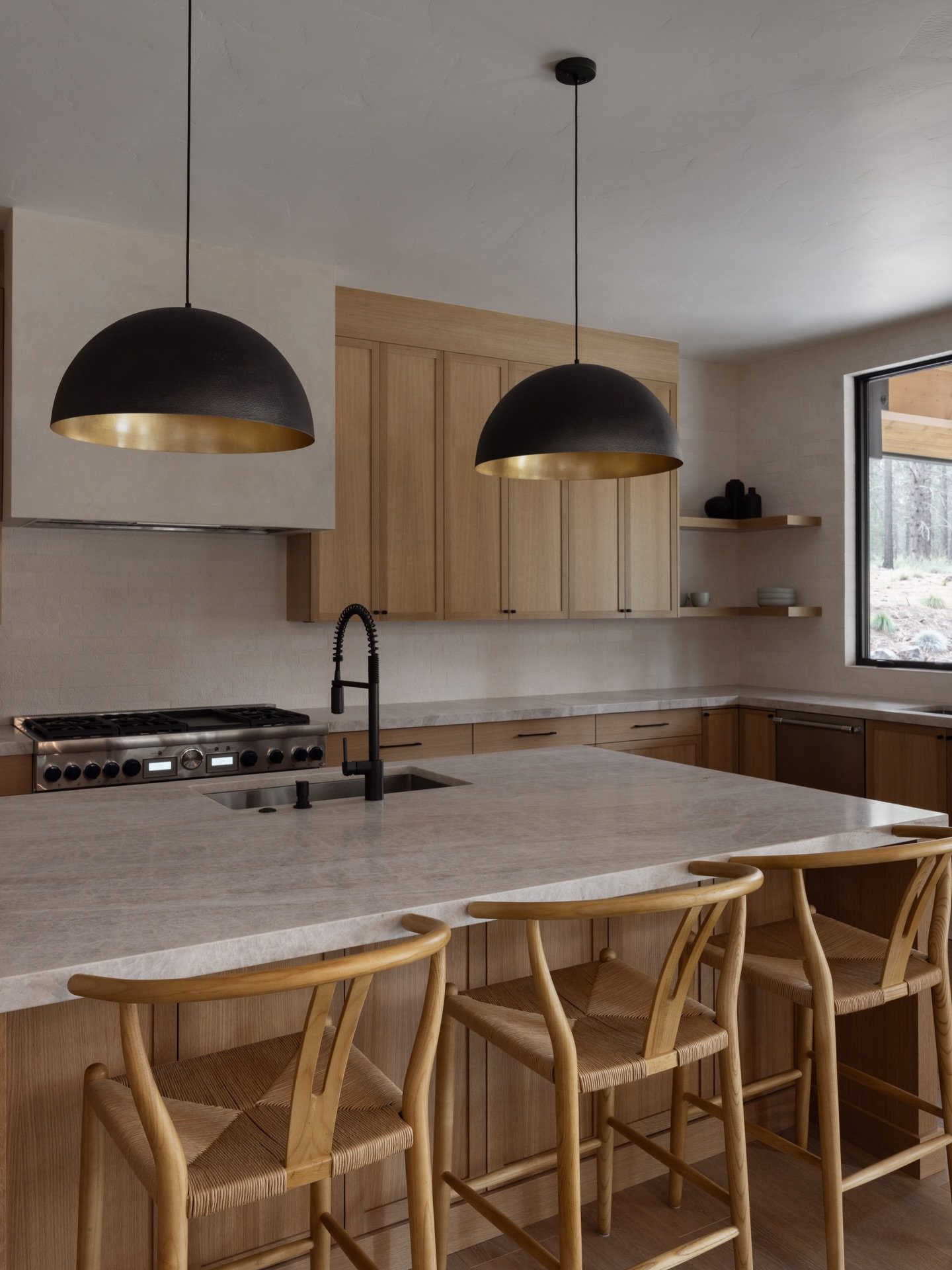 Leathered Taj counters, limestone backsplash, plaster hood &amp; white oak. An easy yes!

📷: @annajacobsphoto