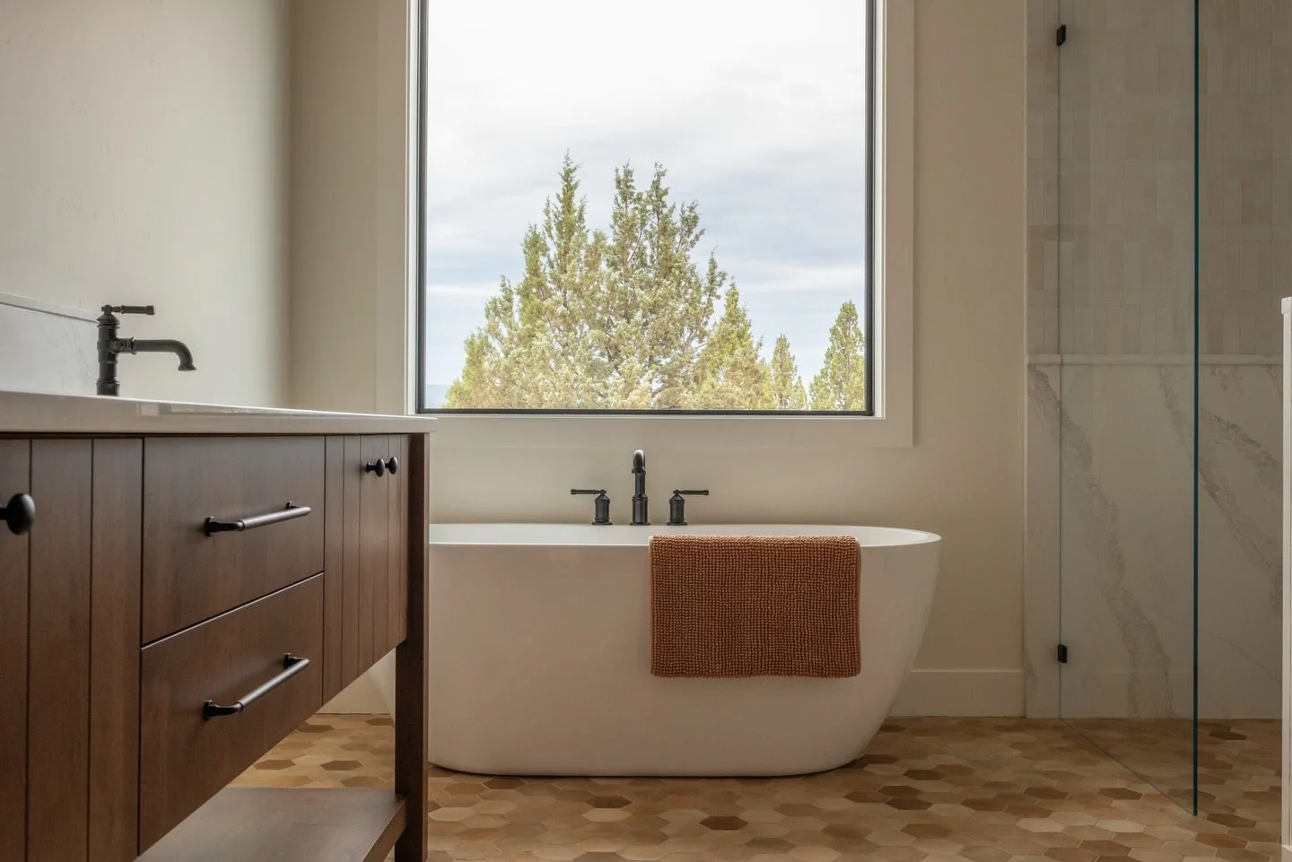 Thinking of the high desert hacienda and this floor tile. So much movement and warmth, no need to add much else. 

📷: @kaylamckenziephoto 🤎