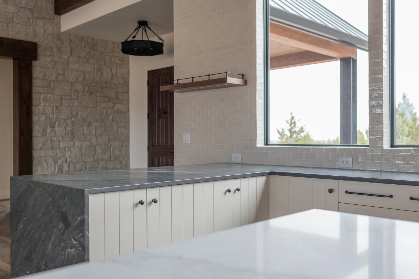 Speakeasy front doors > everything!

📷: @kaylamckenziephoto