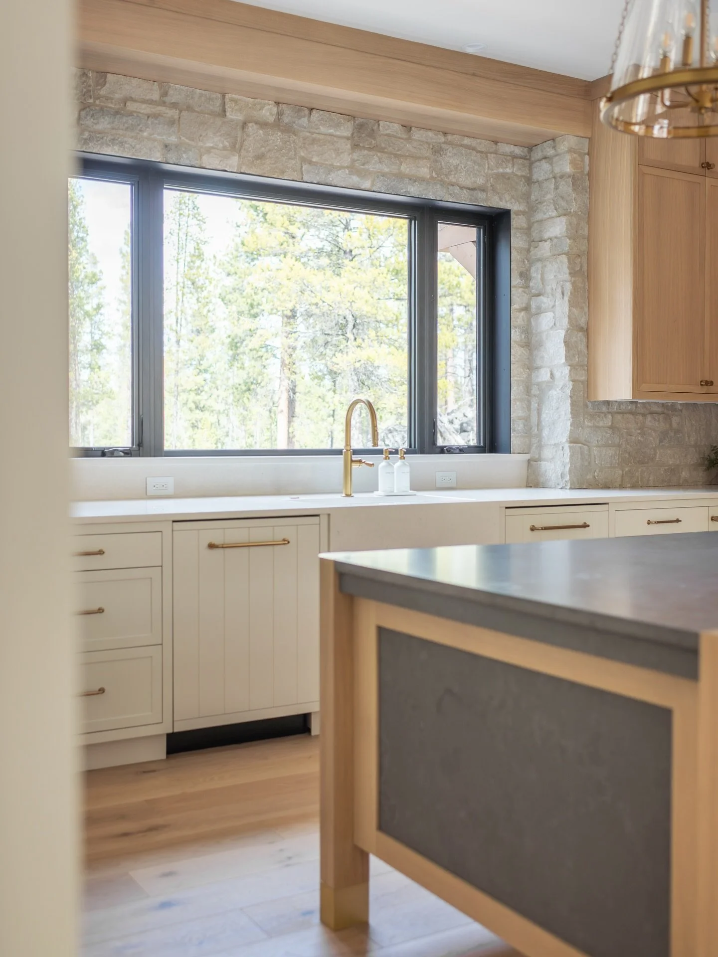 Little sneak of my favorite kitchen at the moment.

📷: @kaylamckenziephoto 🤍