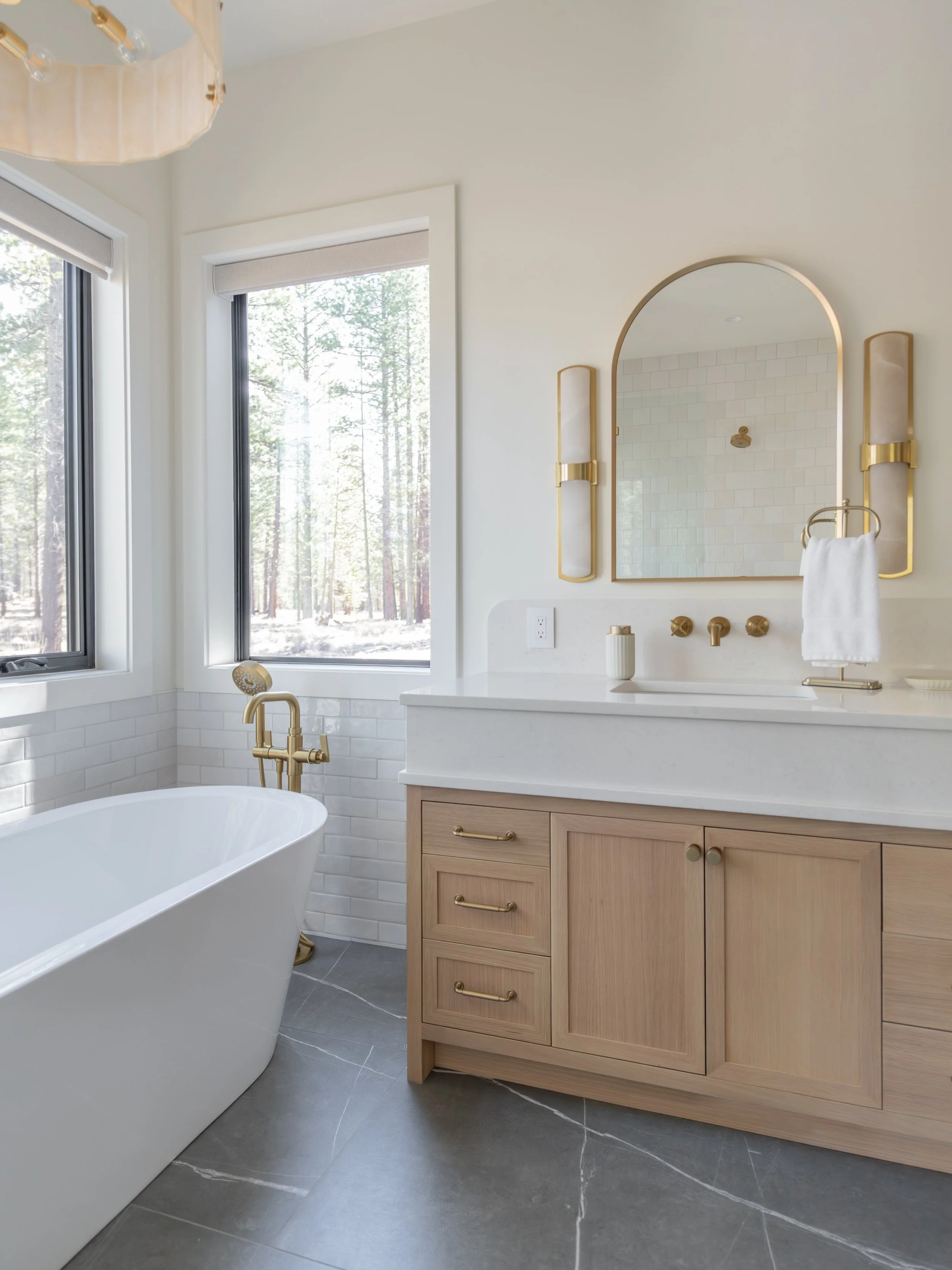 Stoneveil Primary Bath, lots of details to love in here but the countertop edge steals the show, I think.

📷: @kaylamckenziephoto