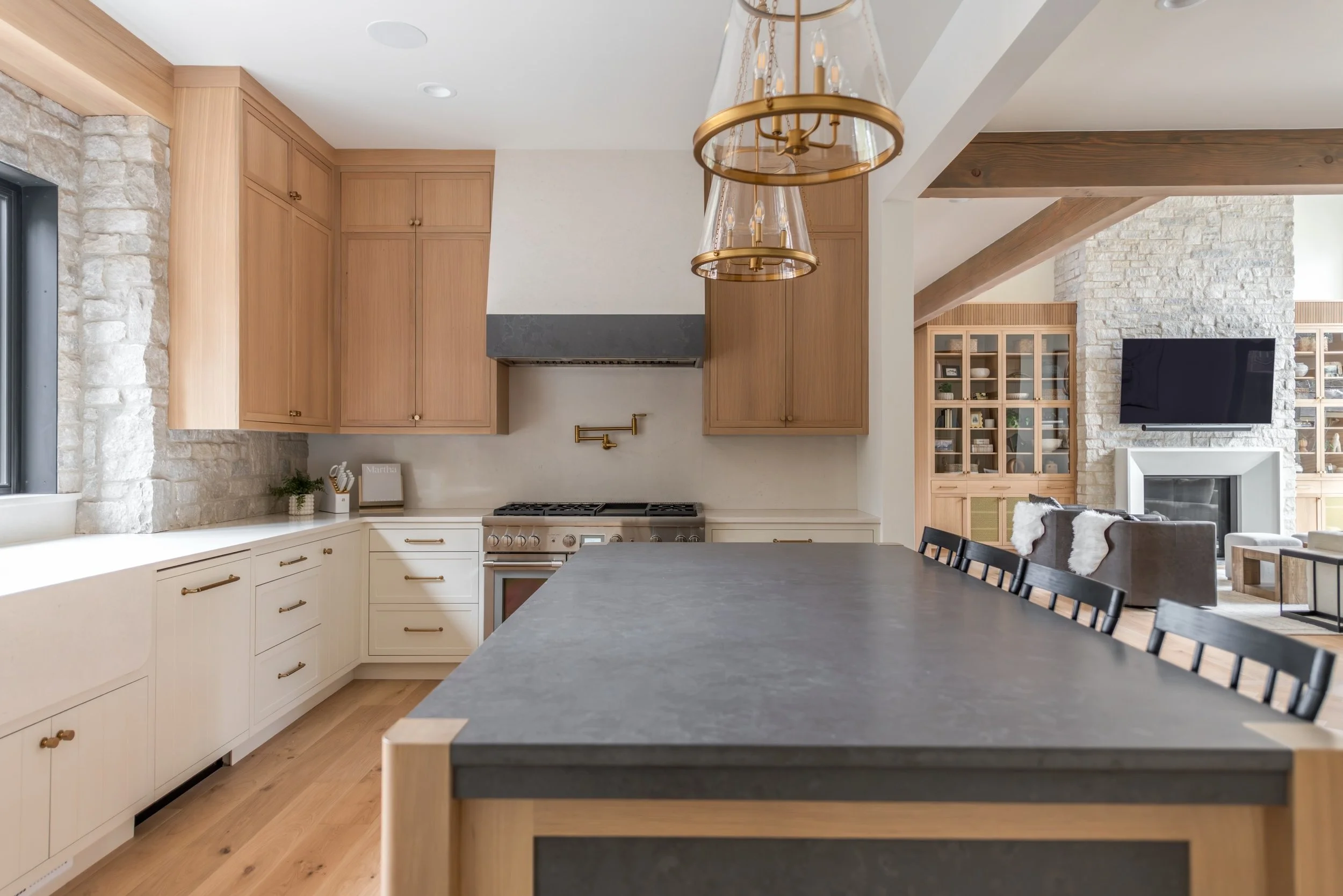 Every project needs a starting point, something to anchor the design. It might be a material, a space, or just a moment
that helps you find your footing while everything else still feels a little open-ended.

This kitchen became that for us. The one 