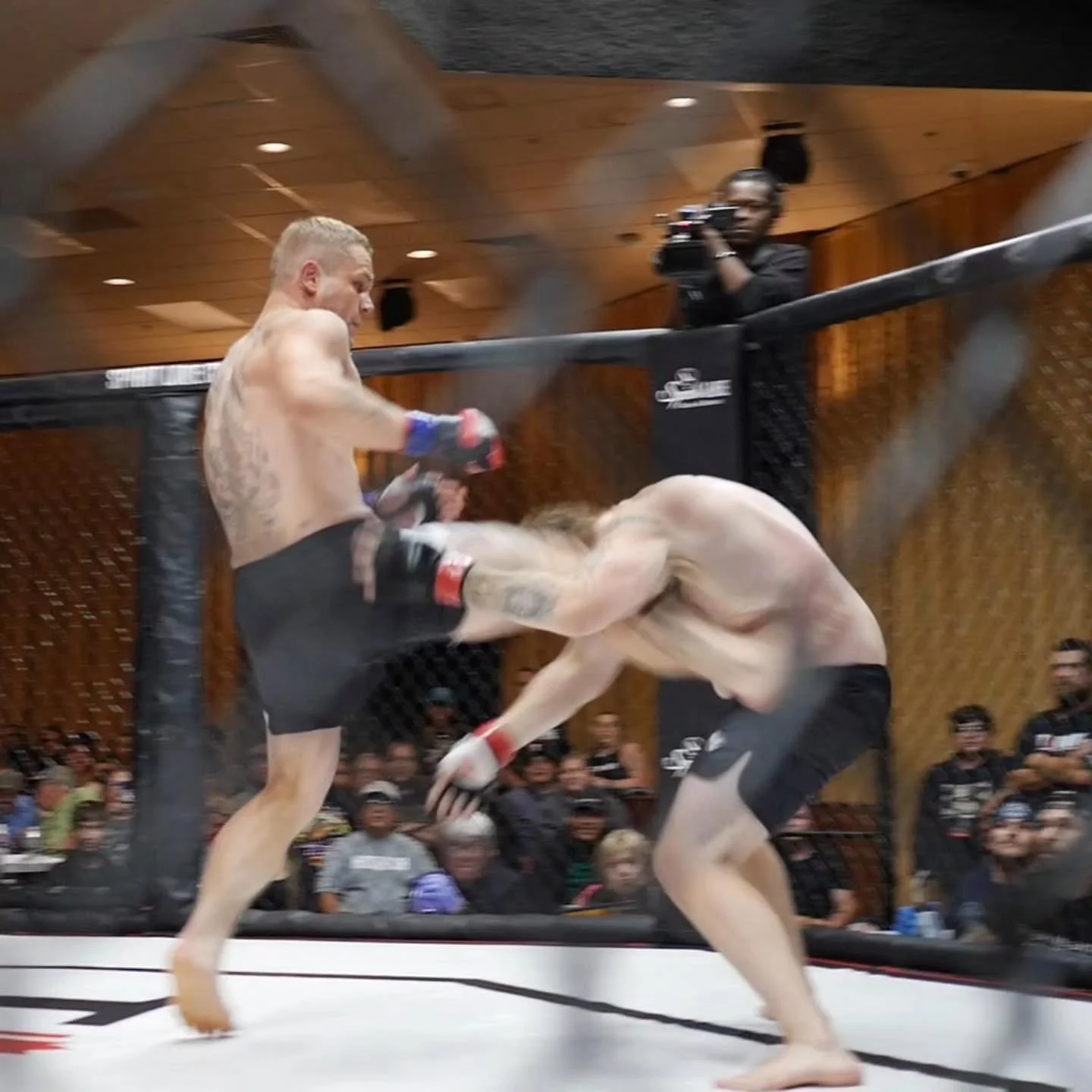 @maunumma with a banger of a fight from August 9th against Jordan Nelson. 

Maunu had superior cardio and striking. Over the 3 rounds he simply out struck and out damaged Nelson... also securing takedowns and control... He found his way to a win via 