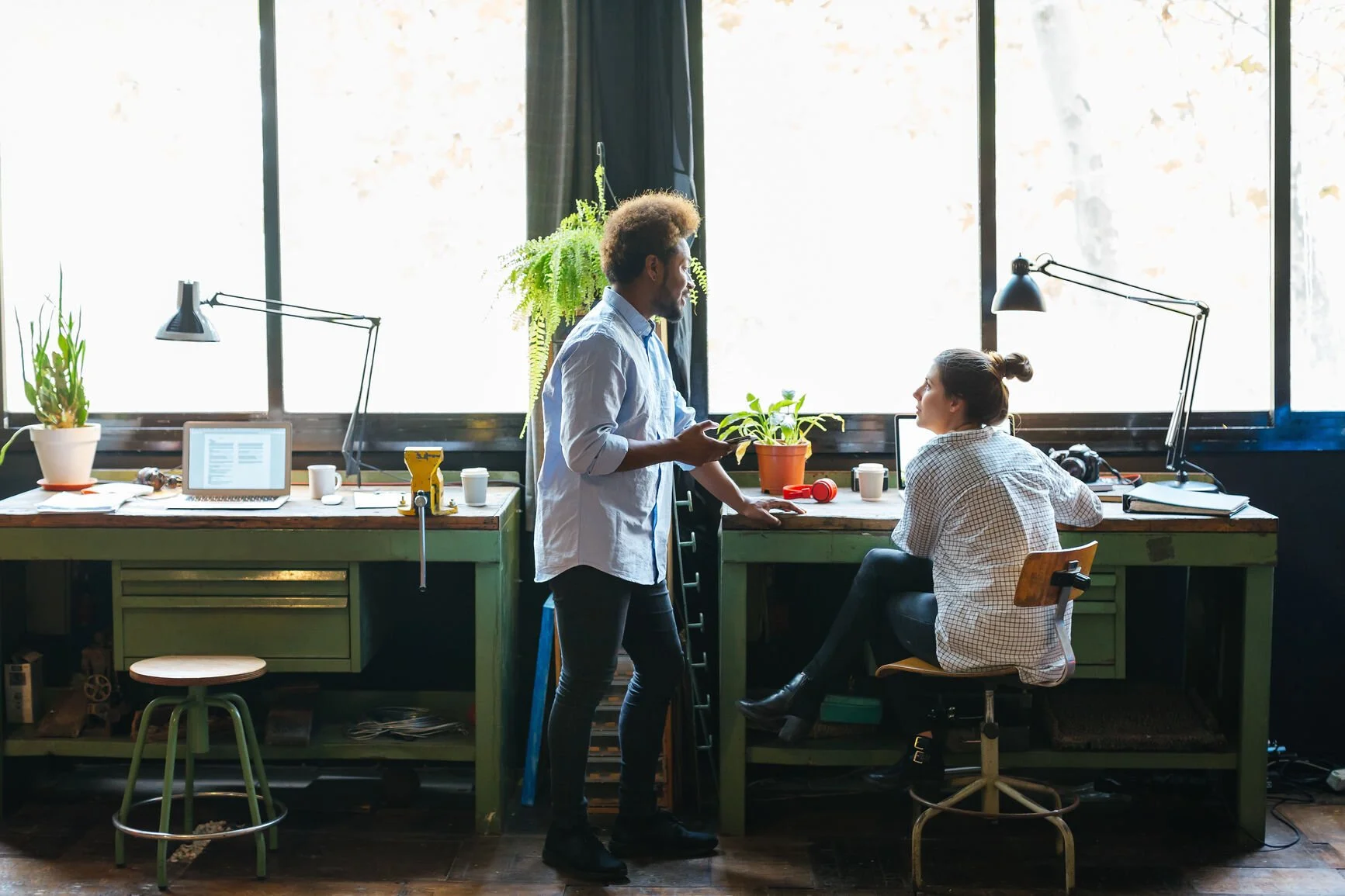 Man and woman meeting, discussing career development in Alberta’s gig economy.