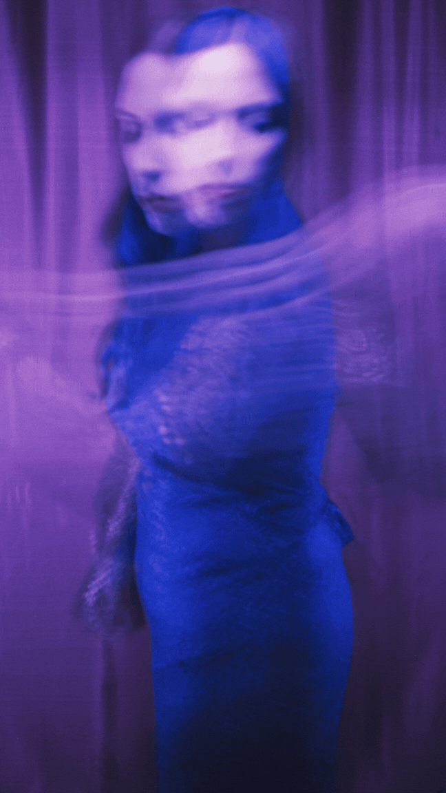 Retrato de Malvina Fiore con efecto de movimiento y luces azules y moradas y logotipo de Malvina Fiore.