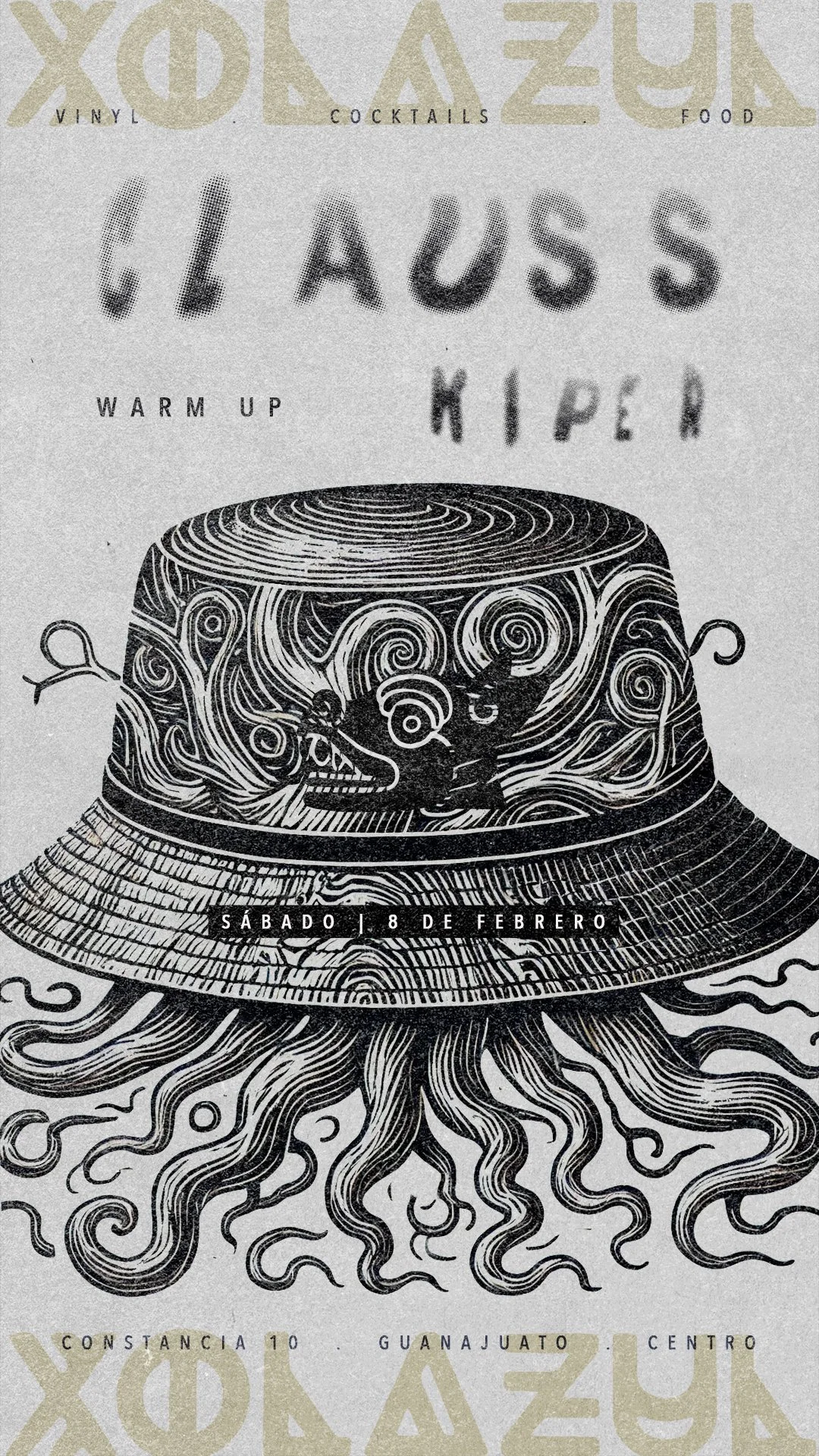 Cartel del evento para el DJ set de Clauss en Xolazul con un warm-up de Kiper. Presenta una ilustración de un sombrero tipo bucket con raíces extendiéndose desde la parte inferior, una textura de madera y el logo de Xolazul.