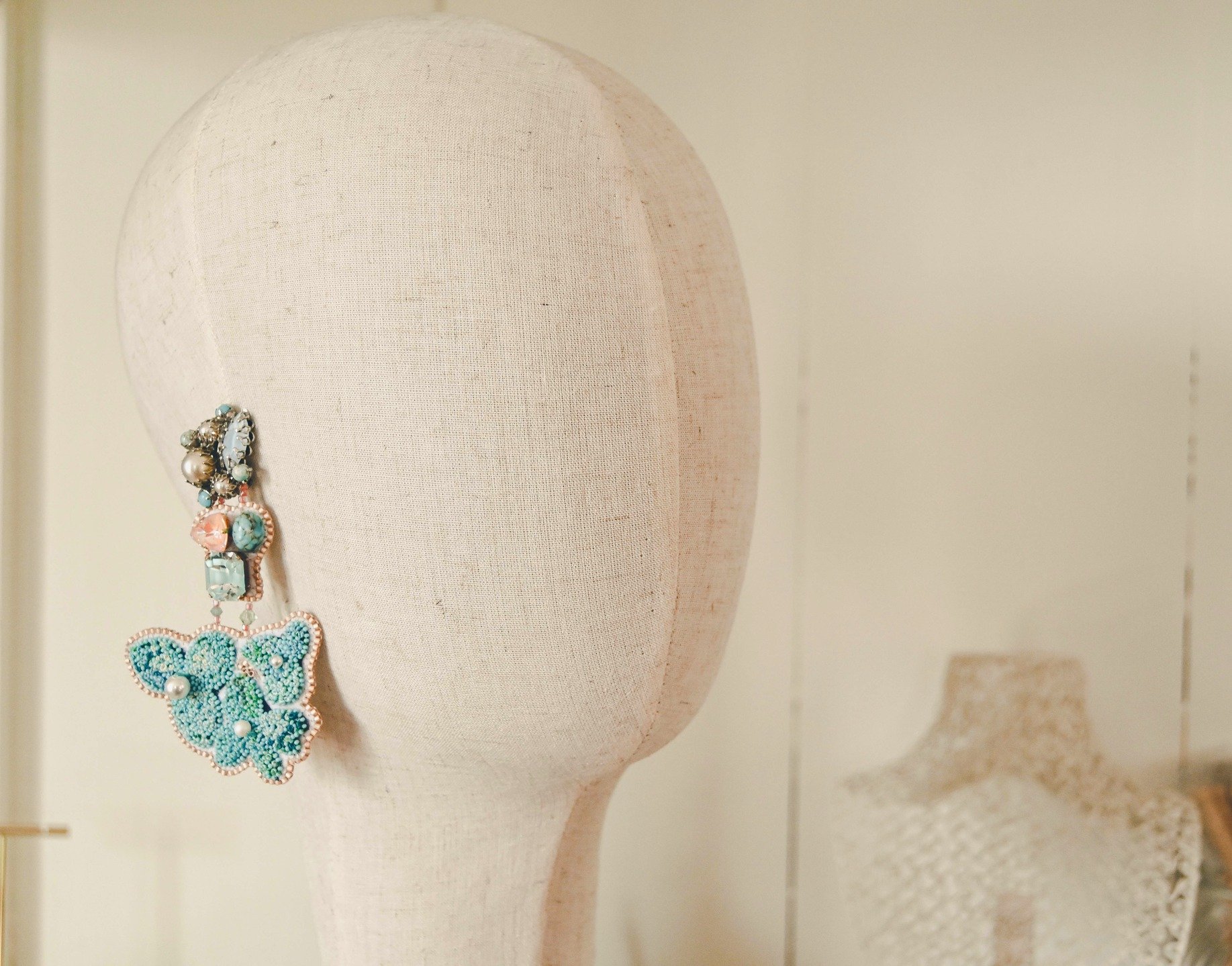 { Summer inspirations } Do you remember these ? The Sirmione embroidered earrings? ... I totally love them ! you have here my favorite colors, my favorite stone turquoise in one single piece !

I made these a couple years ago after my holidays in Sir