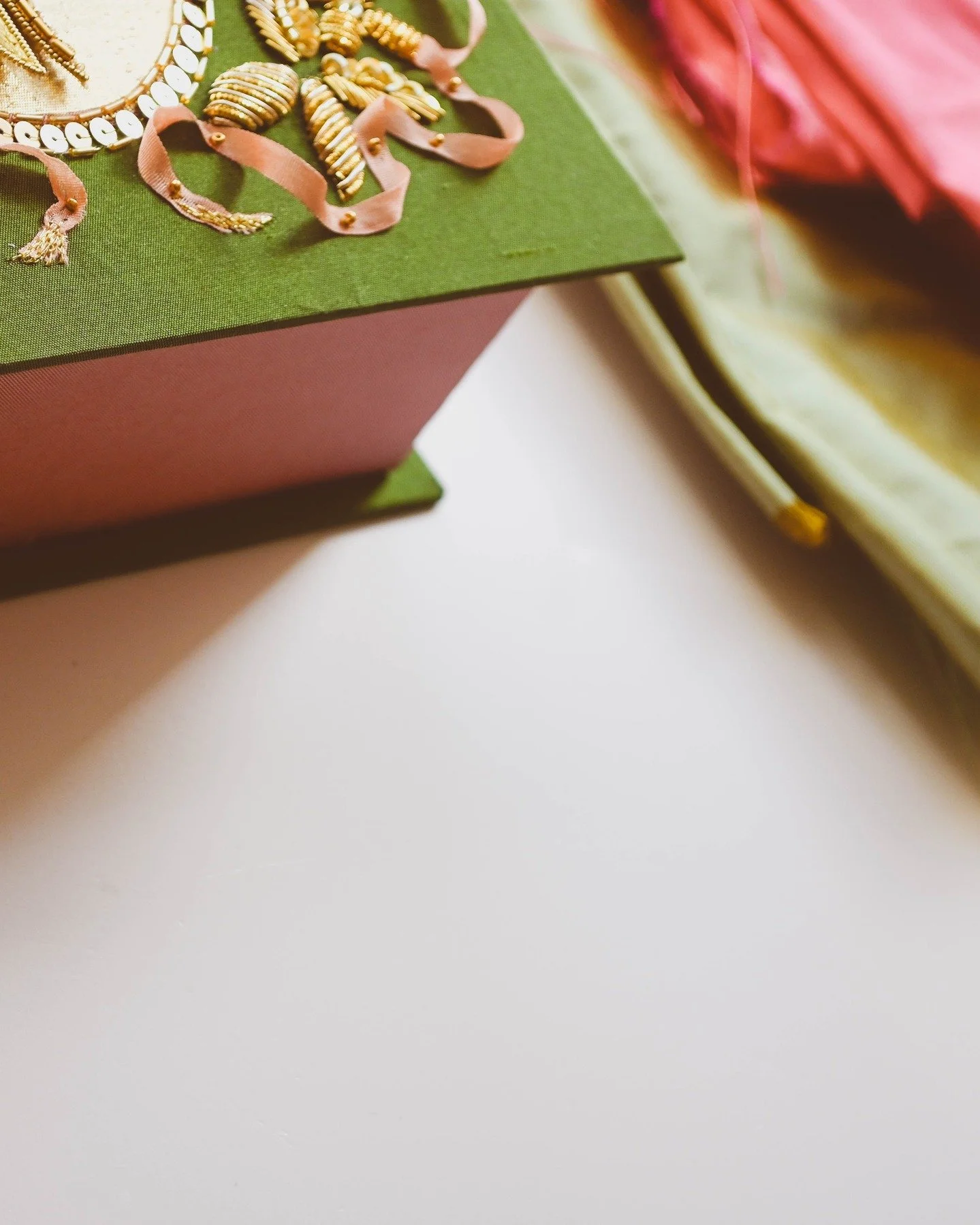 Coming soon 🌺 
.
.
.
.
.
.
.
.
.
.
.
.
.
.
#embroideredbox #lunevilleembroidery #ecolejulieromero #julieromerodesigns #goldwork #bordado #ricamo