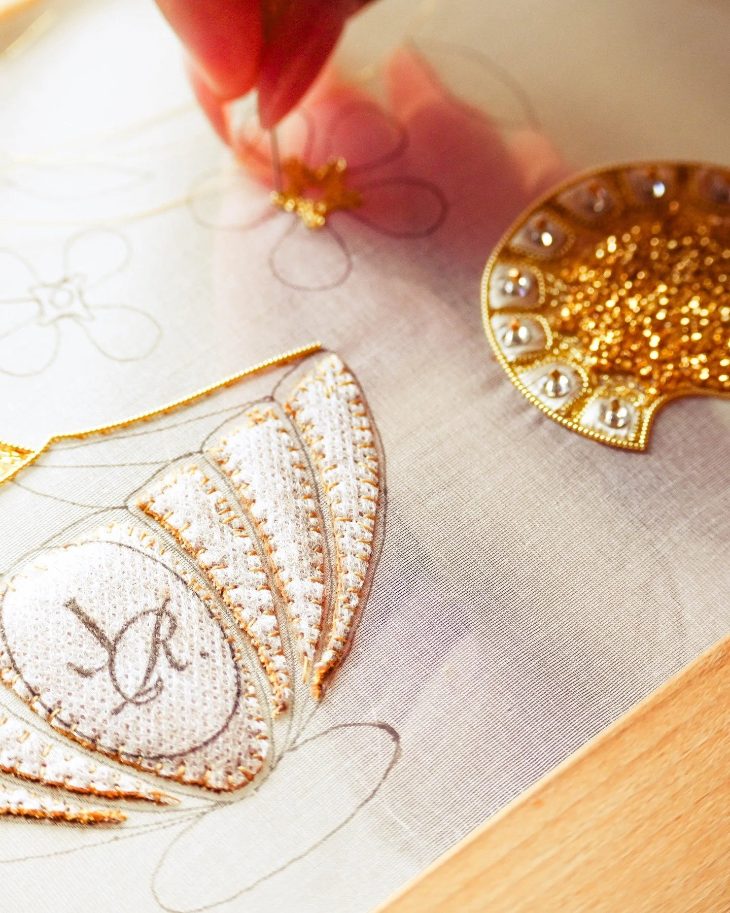 A glimpse into the embroidery prototyping phase 🌞 
.
.
.
.
.
.
.
.
.
.
.
.
.
.
.
.
.
.
.
#broderiedart #julieromero #julieromerodesigns #goldwork #lunevilleembroidery