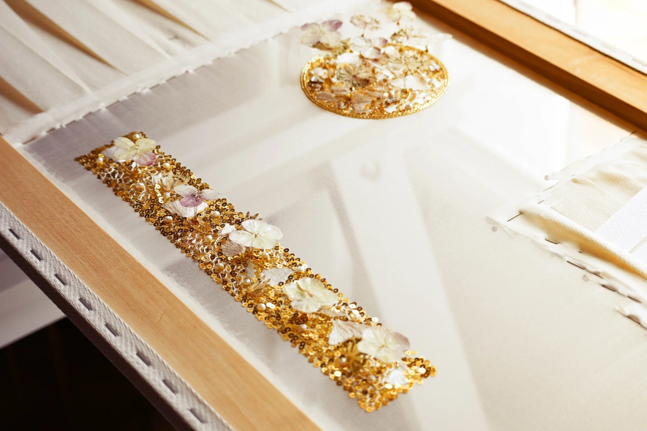 Mini garden embroidered box ...❤️
.
.
.
.
.
.
.
.
.
#ecolejulieromero #julieromerodesigns #broderiedart #ricamo #bordado #lunevilleembroidery #goldworkembroidery