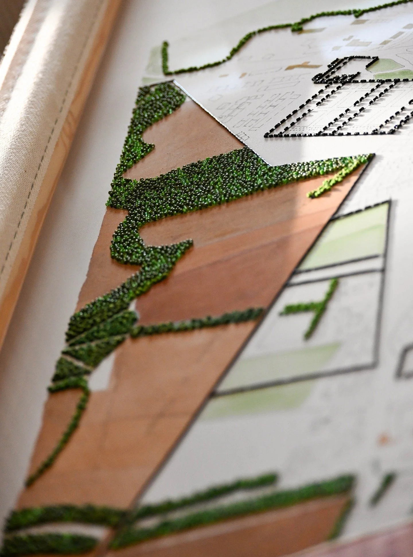 Embroidering the forest of the @chateaudechambord from a 1693 plan.
Using different shades of silk threads from @auverasoie_officiel and beads, I try to respect the original technical drawing&hellip; created at a time when the ch&acirc;teau&rsquo;s c