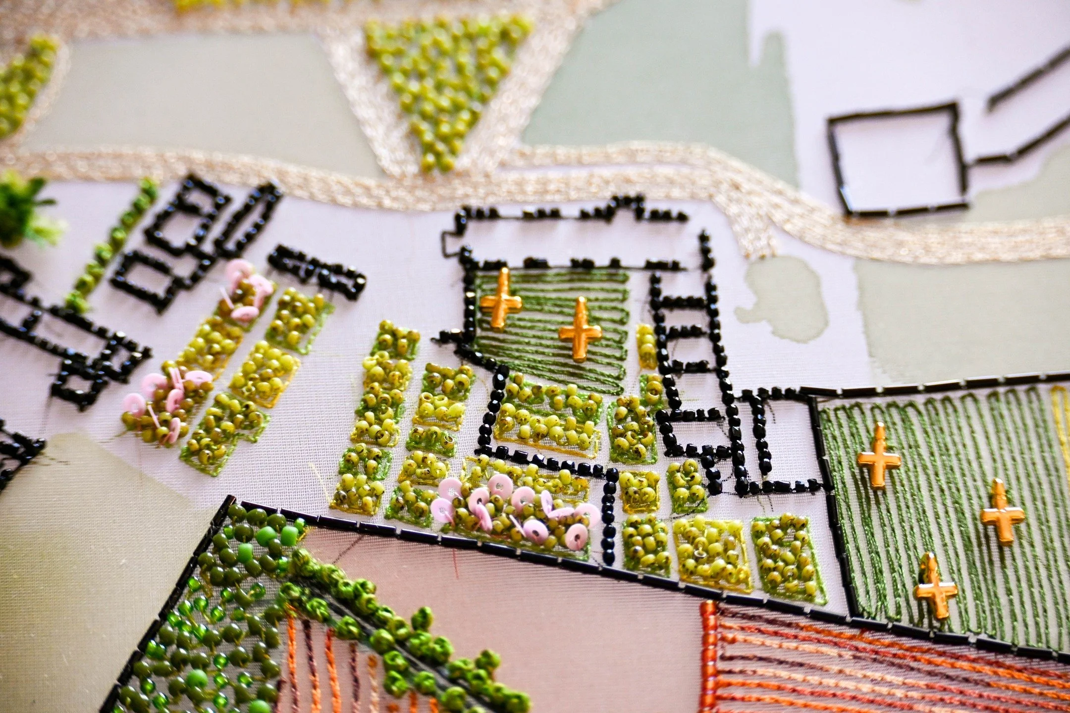 { Work in progress } Les petits jardins priv&eacute;s du village autour du @chateaudechambord ainsi que les deux cimeti&egrave;res, brod&eacute;s avec mini perles et paillettes...

-

The small private gardens of the village around the Ch&acirc;teau 