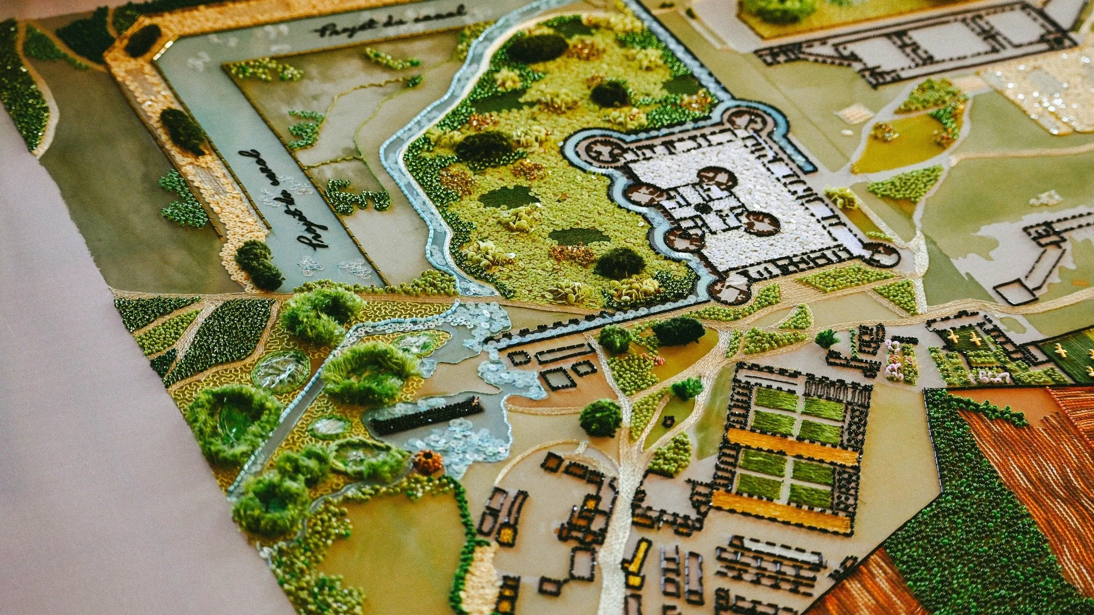 Plus qu&rsquo;une semaine avant l&rsquo;ouverture des Journ&eacute;es Europ&eacute;ennes des M&eacute;tiers d&rsquo;Art au @chateaudechambord.

Voici le dernier aper&ccedil;u du travail en cours sur la carte du Ch&acirc;teau de Chambord et de ses env