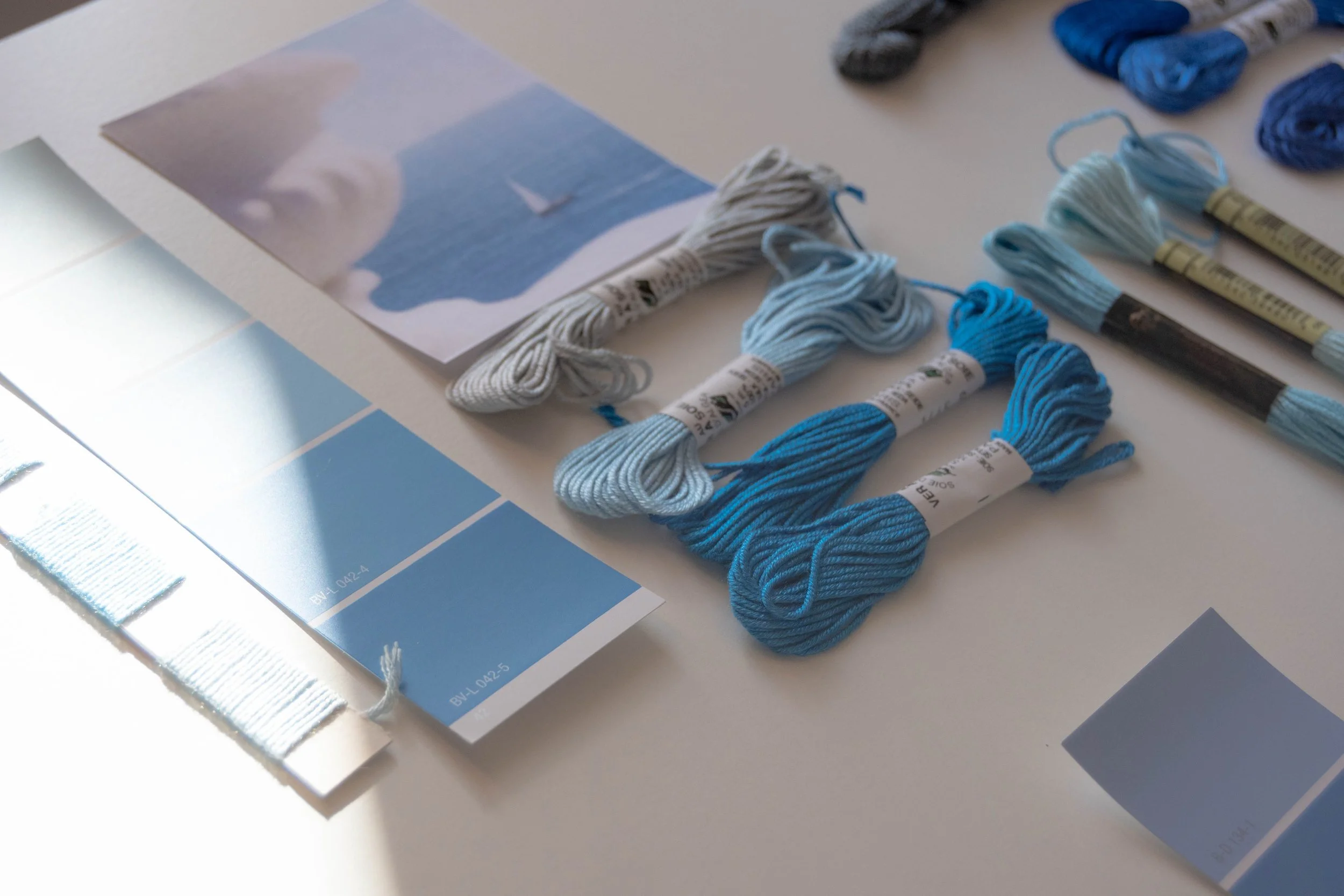 Chercher "LE bleu". Pas "un" bleu! celui qui r&eacute;sume tout un pan de ciel, une seule nuance &agrave; la fois. 🌊

&Ccedil;a fait plus d'un an que je travaille sur plusieurs projets "secrets" et notamment ce projet. 